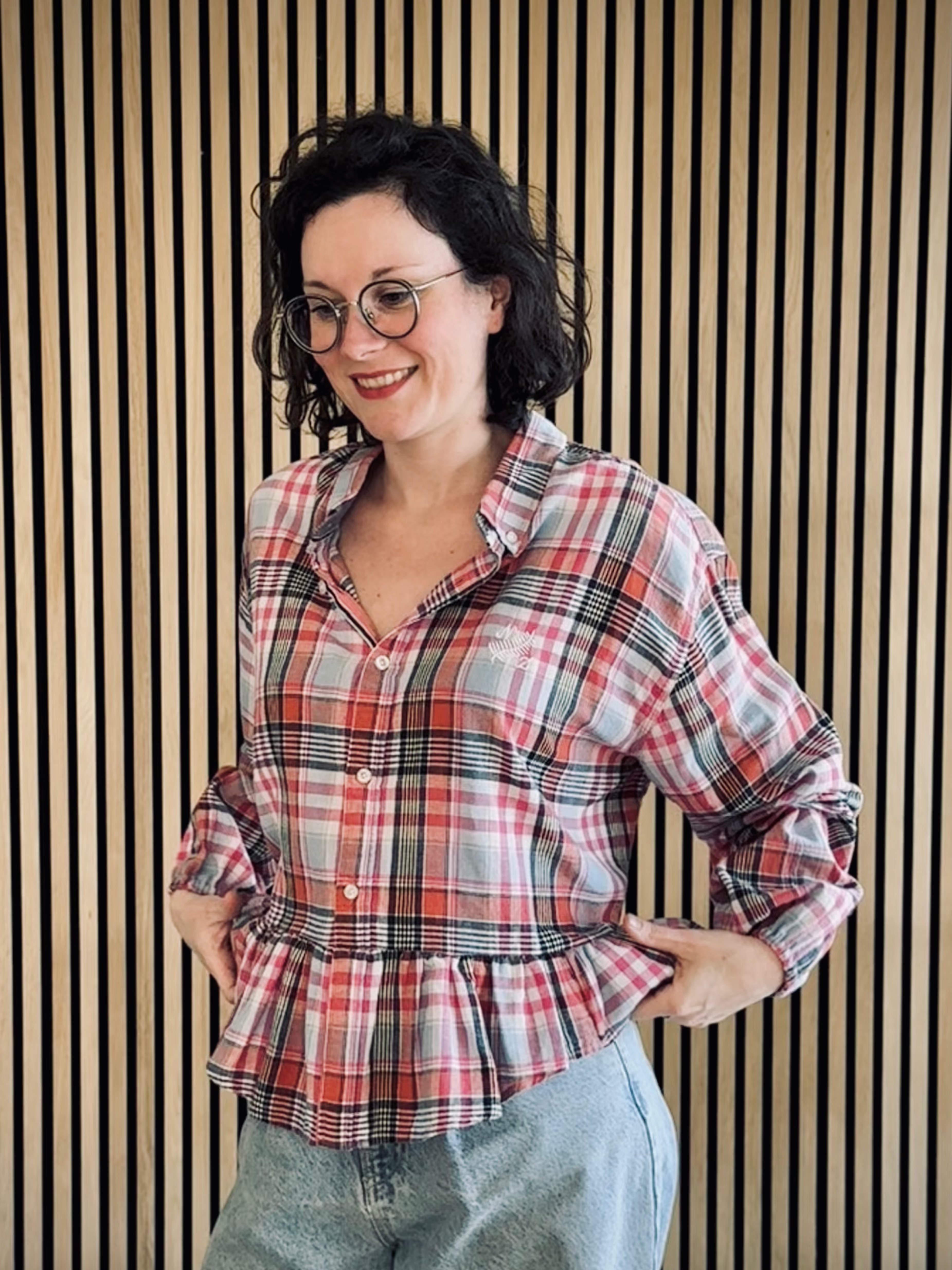 Chemise à carreaux noirs et rouges