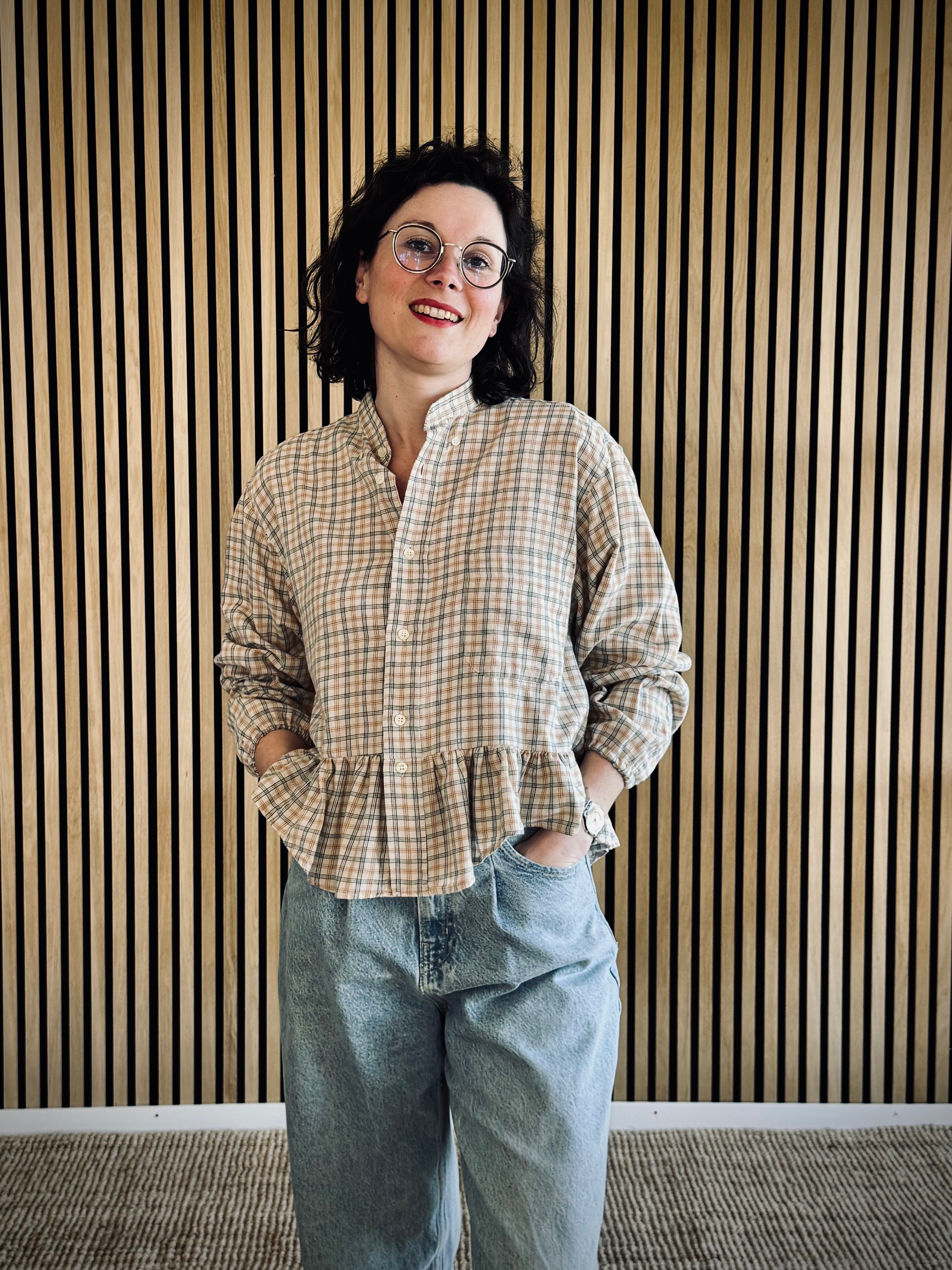 Chemise upcyclée blanche à lignes bleues et oranges
