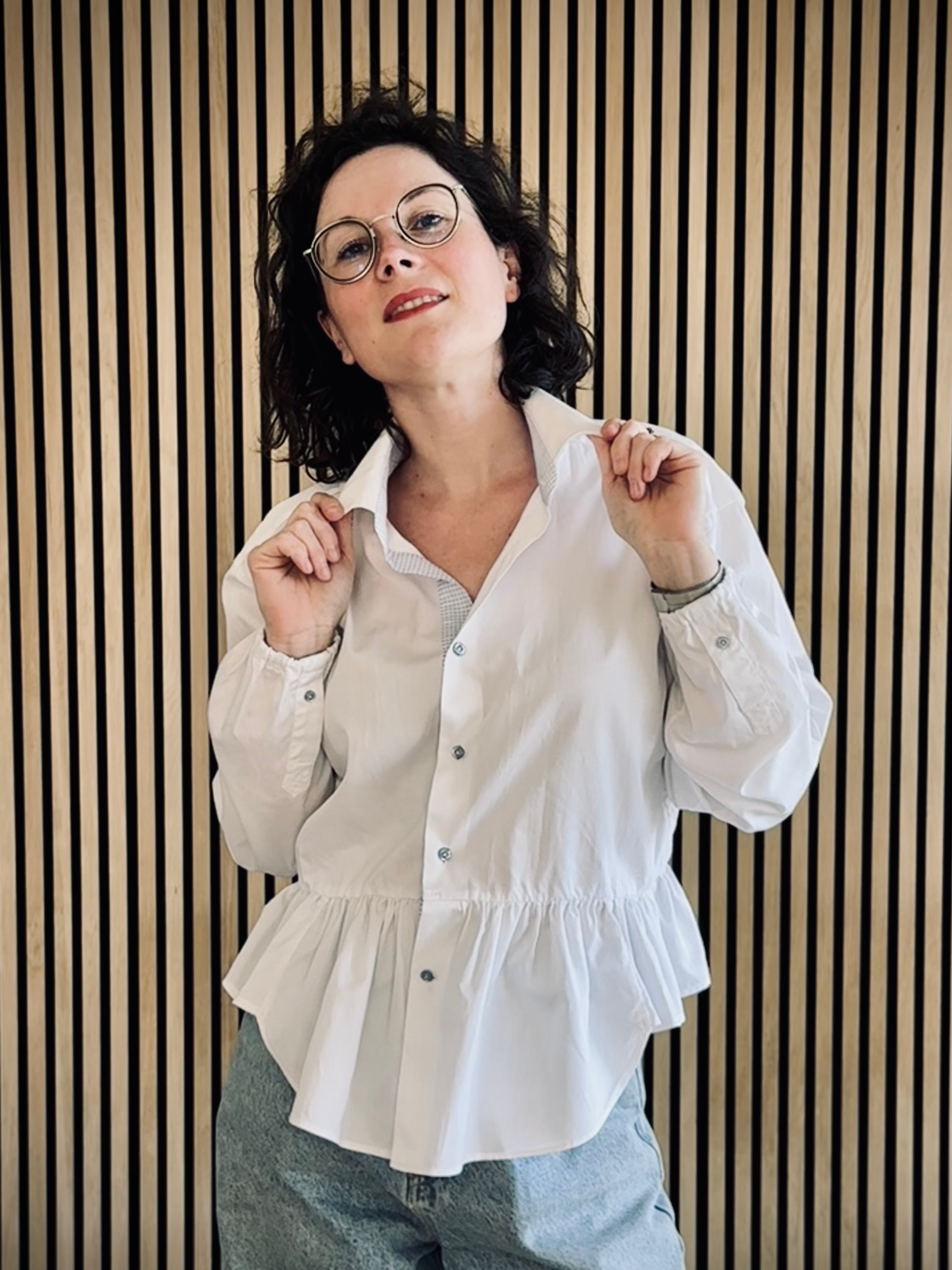Chemise upcyclee blanche liseré bleu
