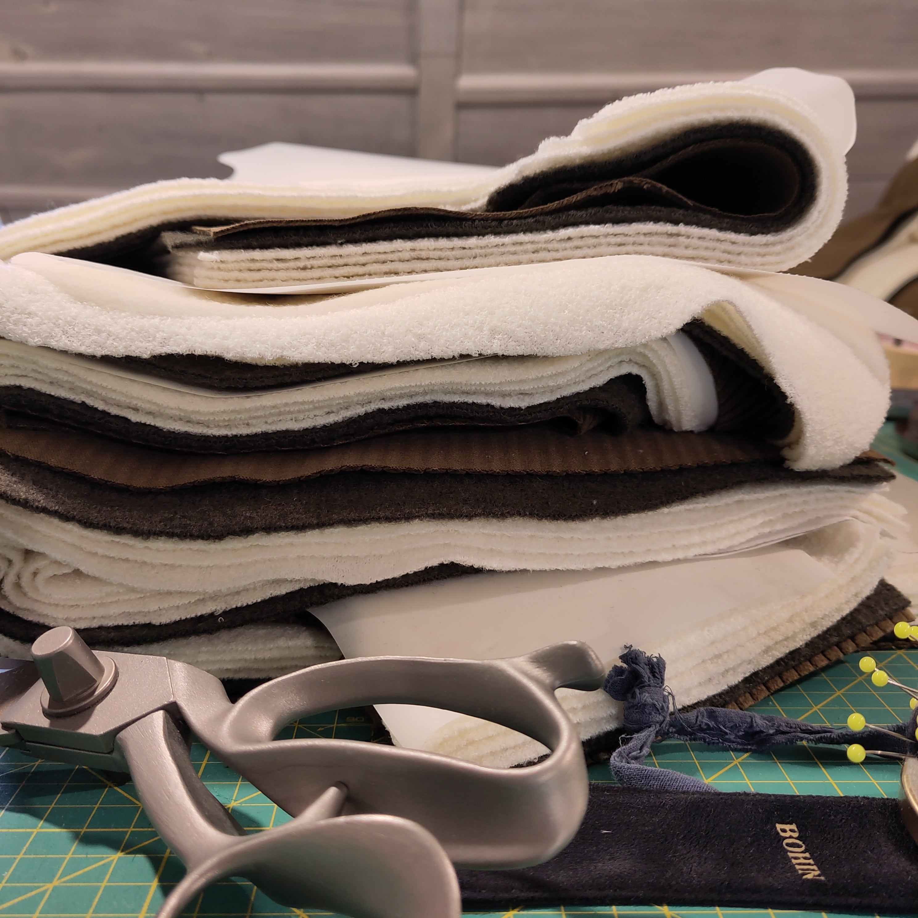 Vue de différentes pièces coupées en atelier Maison Colette