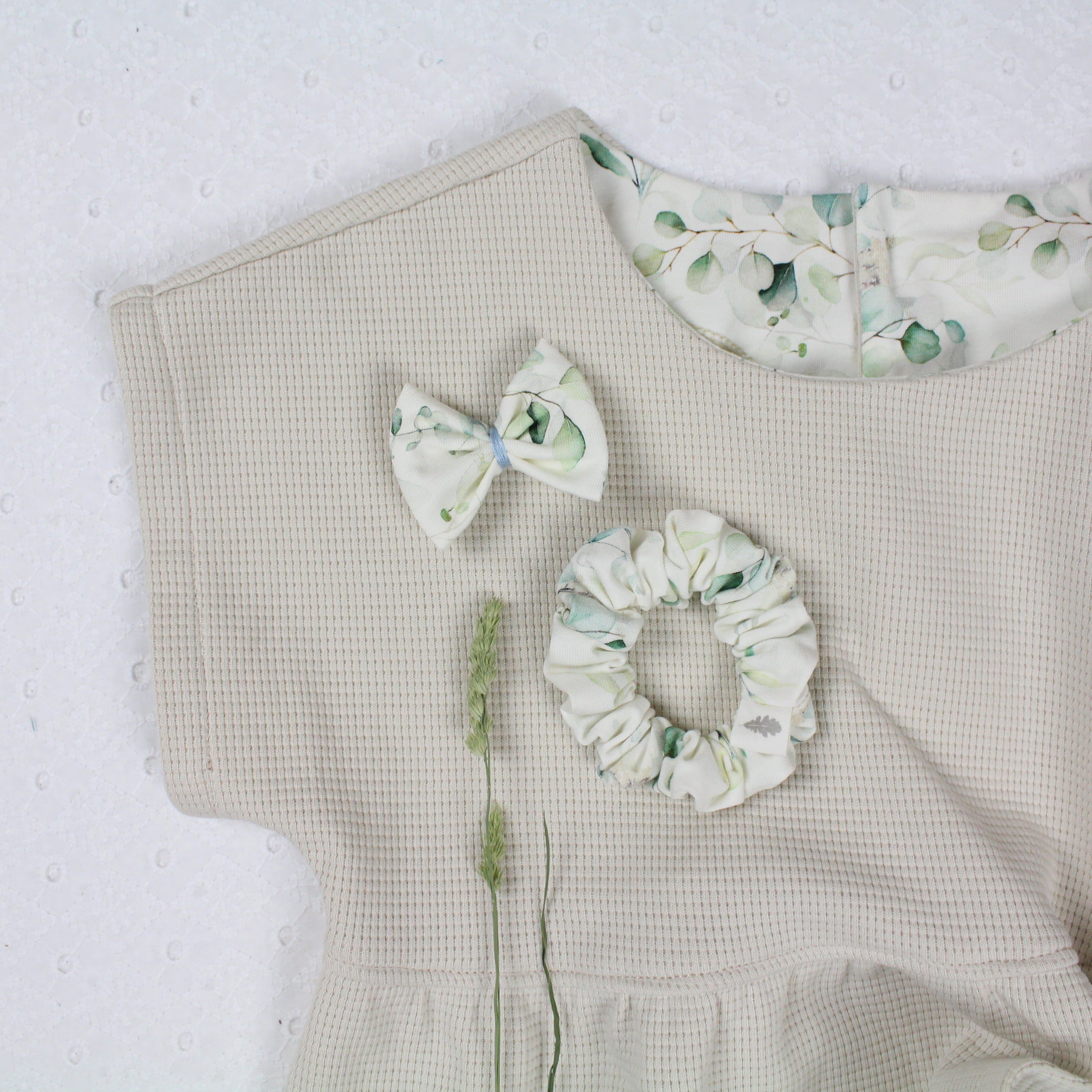 Détail robe coton labellisé couleur sable avec barrettes et chouchou