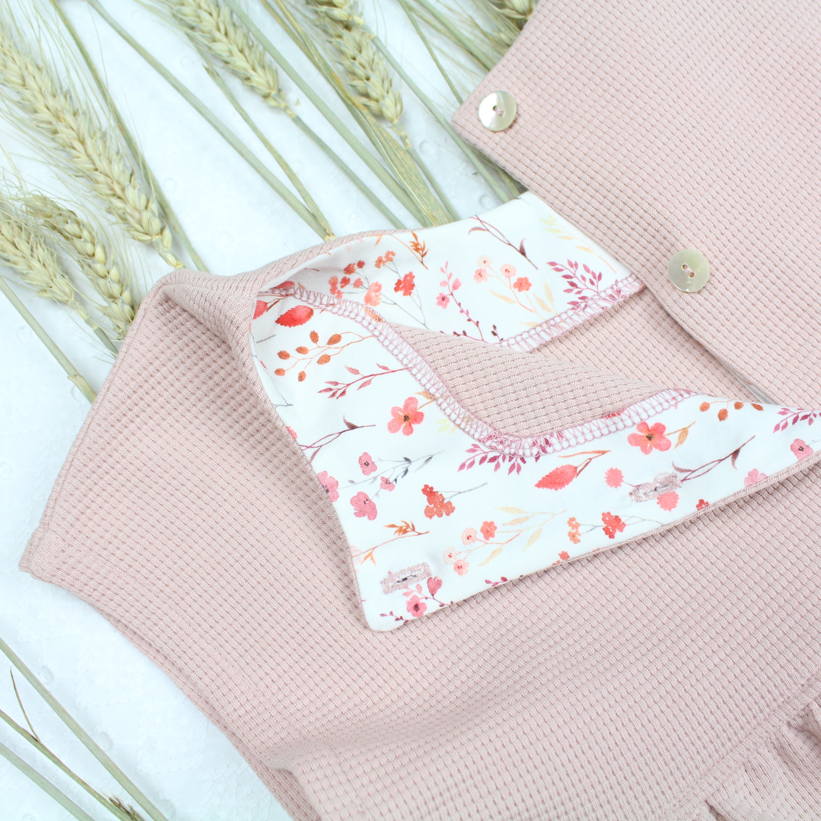 Détail boutons nacres robe coton labellisé couleur rose poudré  