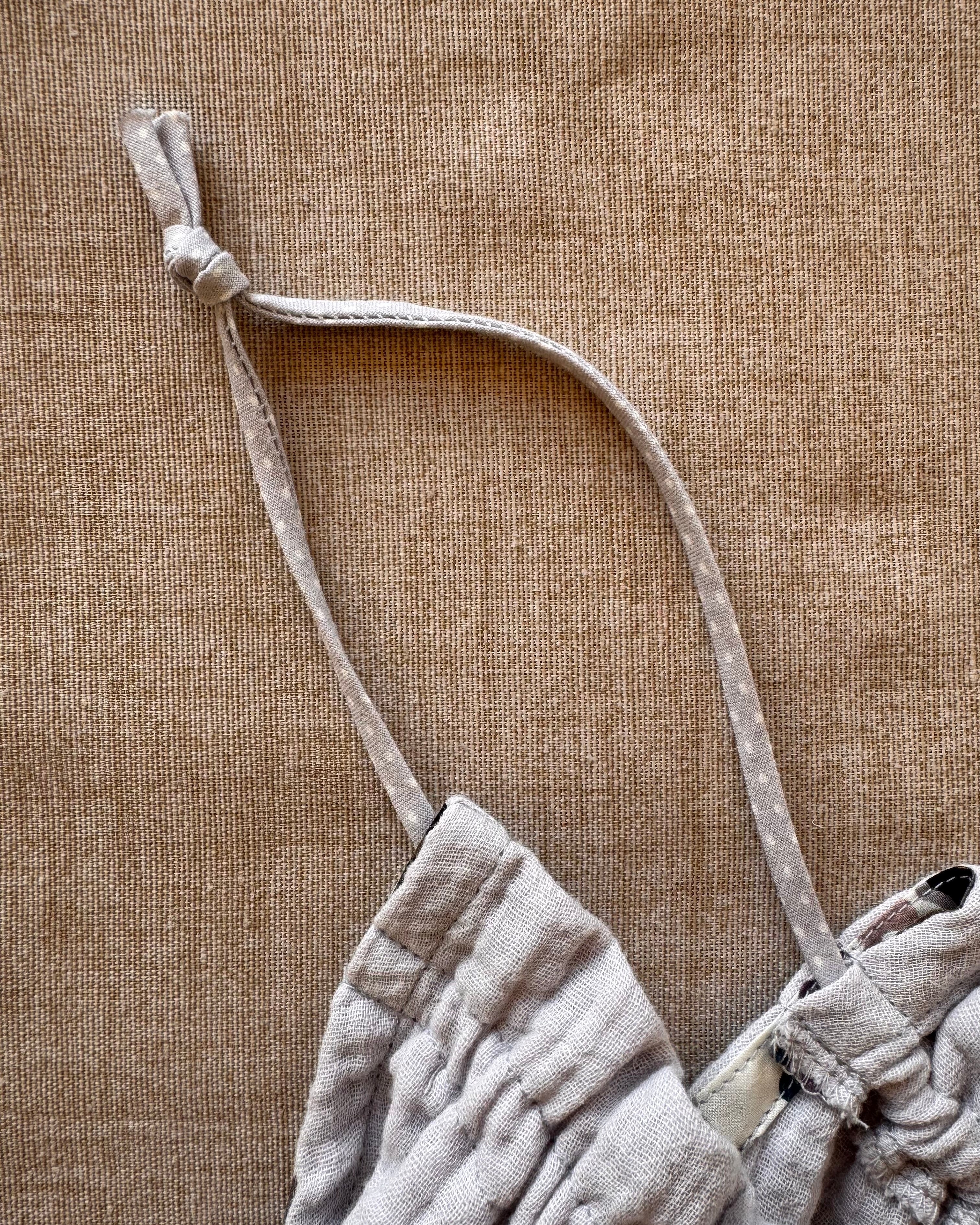 Détail bretelle top double gaze de coton poudre d'opale
