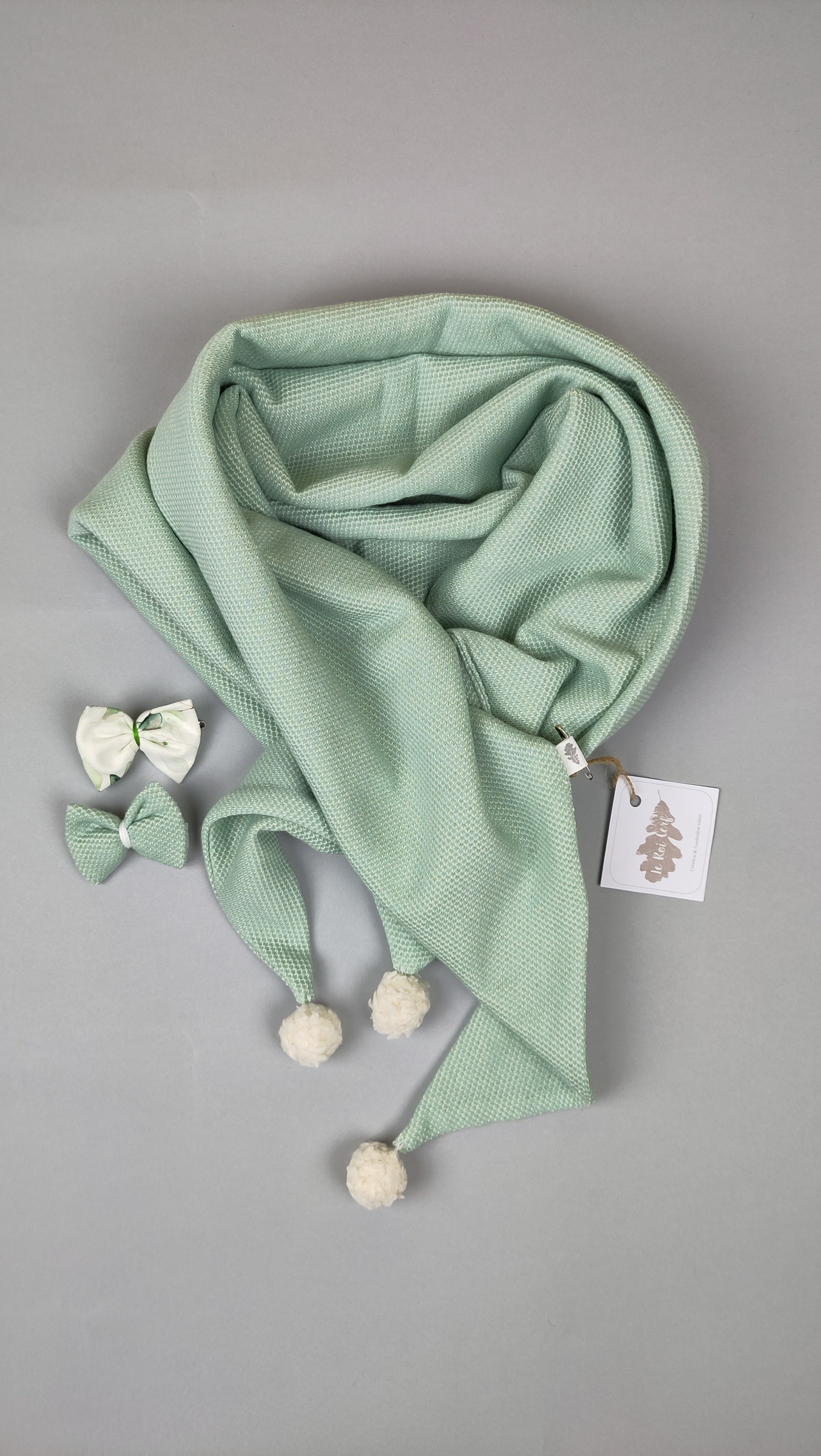 Echarpe couleur celadon à pompons