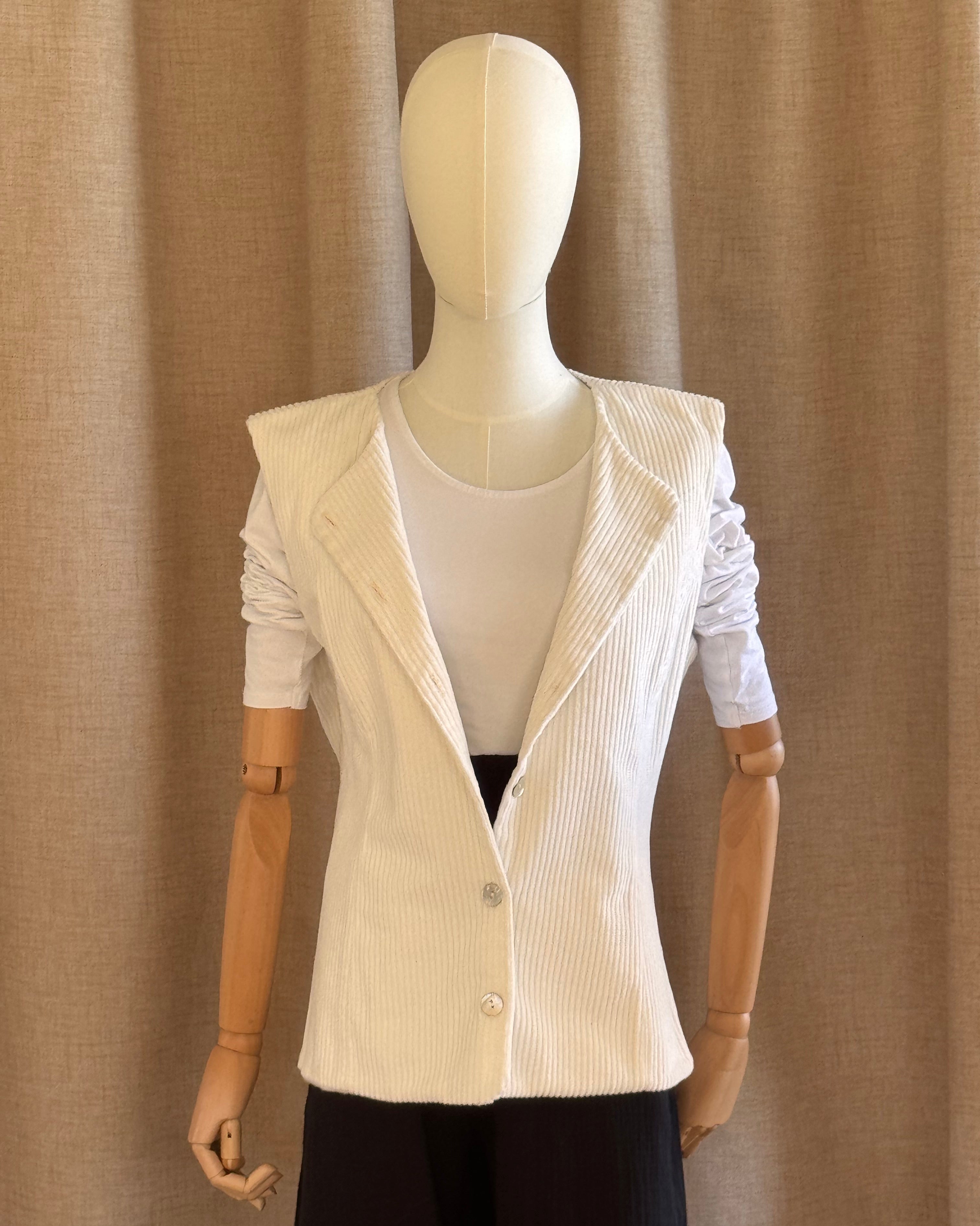 Gilet sans manche ivoire de face col a revers