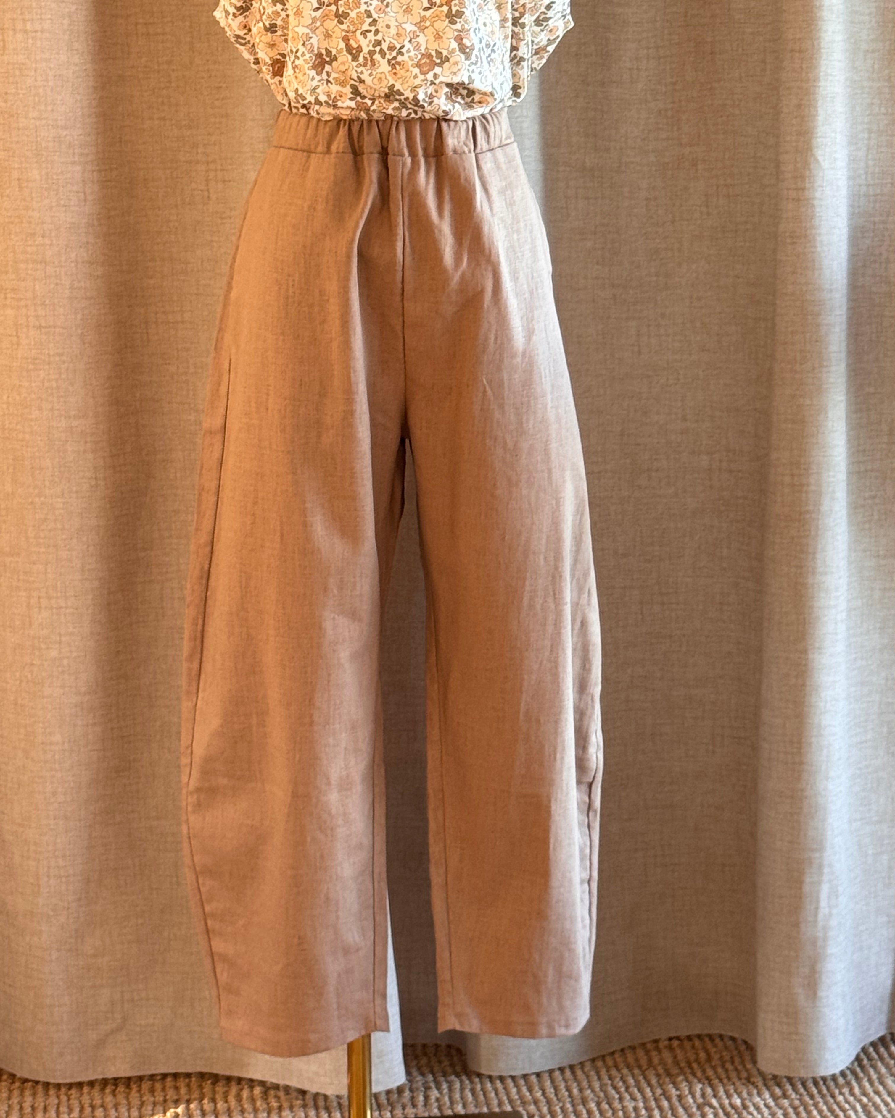 Gros plan face pantalon barrel leg lin couleur terre de sienne