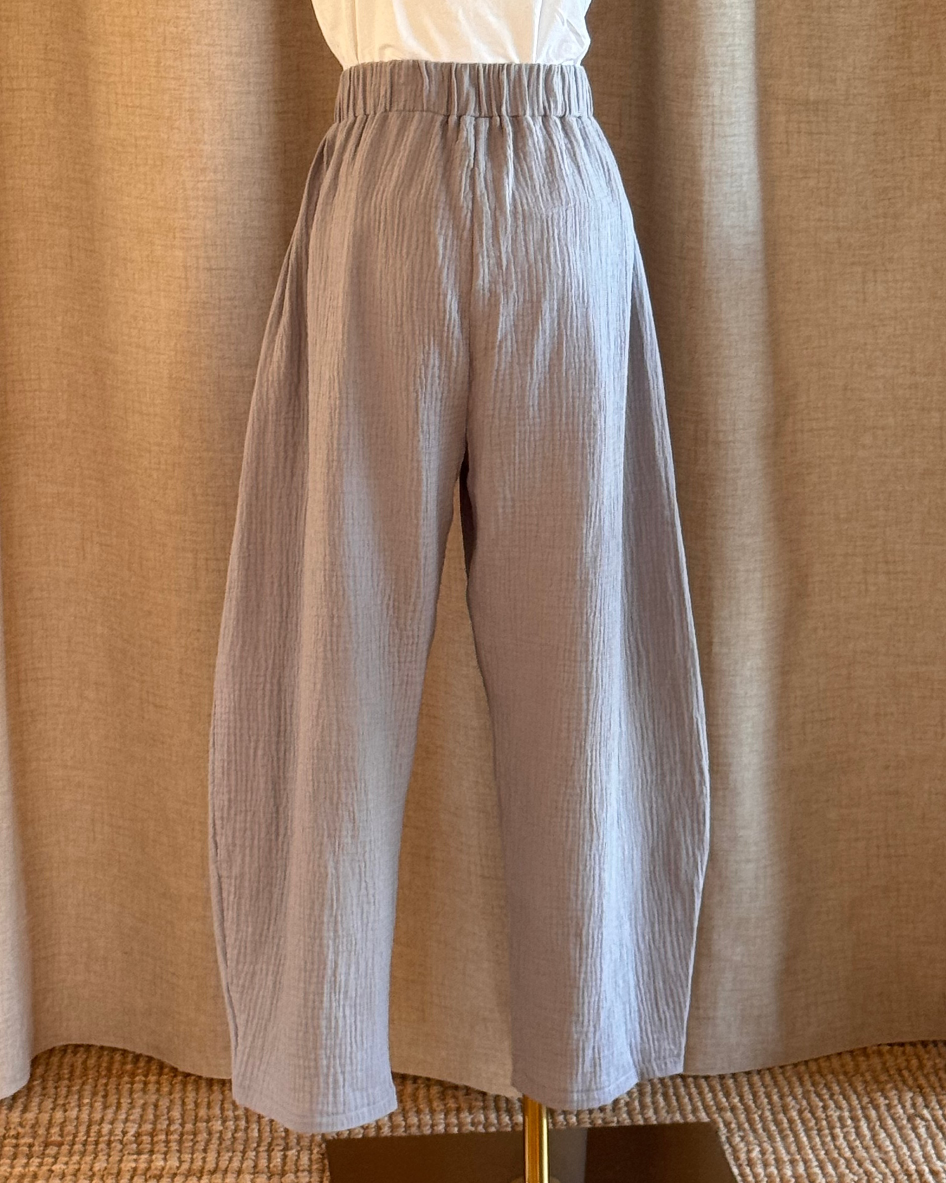 Pantalon barrel leg double gaze galet de riviere face gros plan