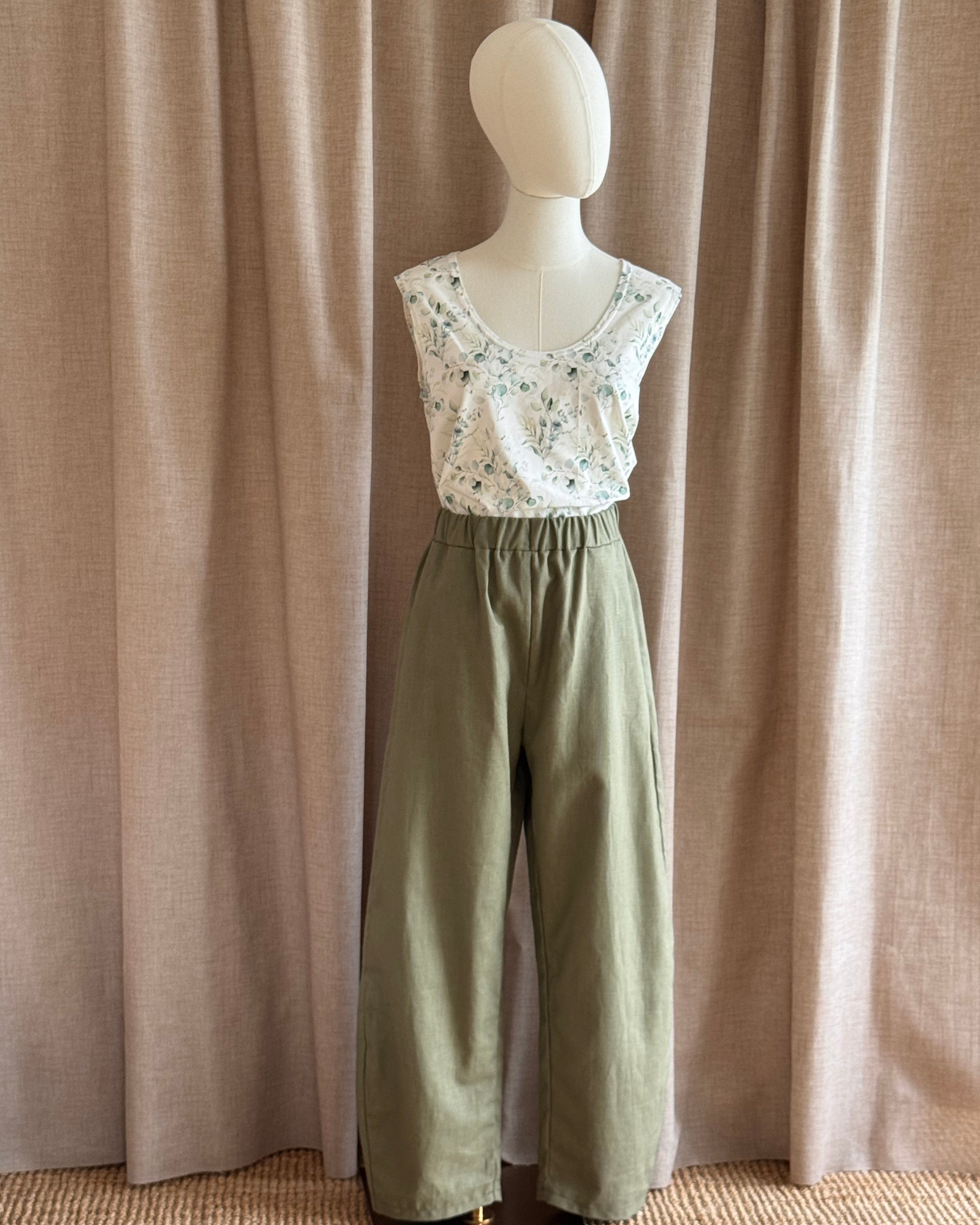Pantalon barrel leg  en lin vert de garrigue de face