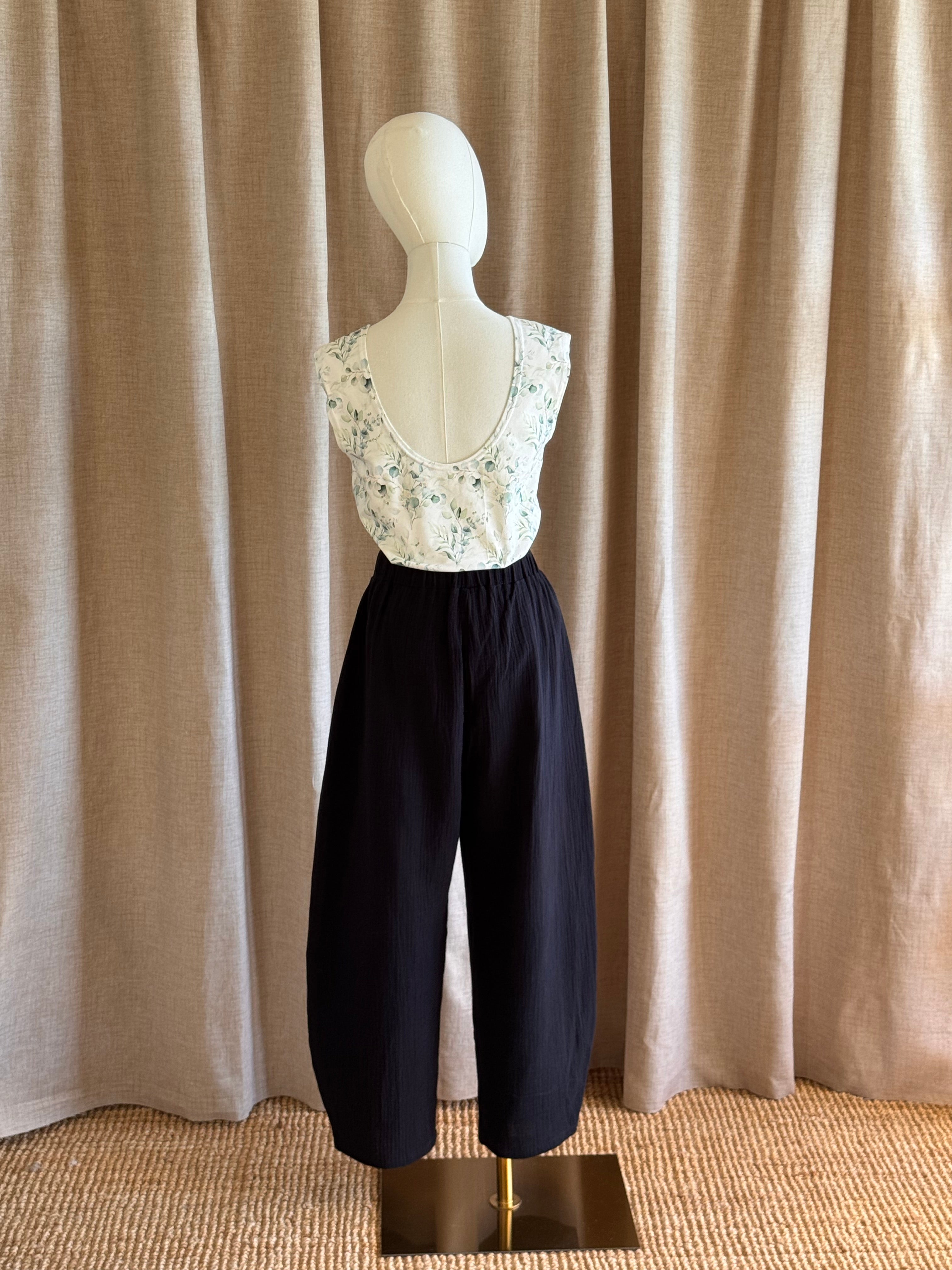Pantalon barrel leg noir en double gaze de dos