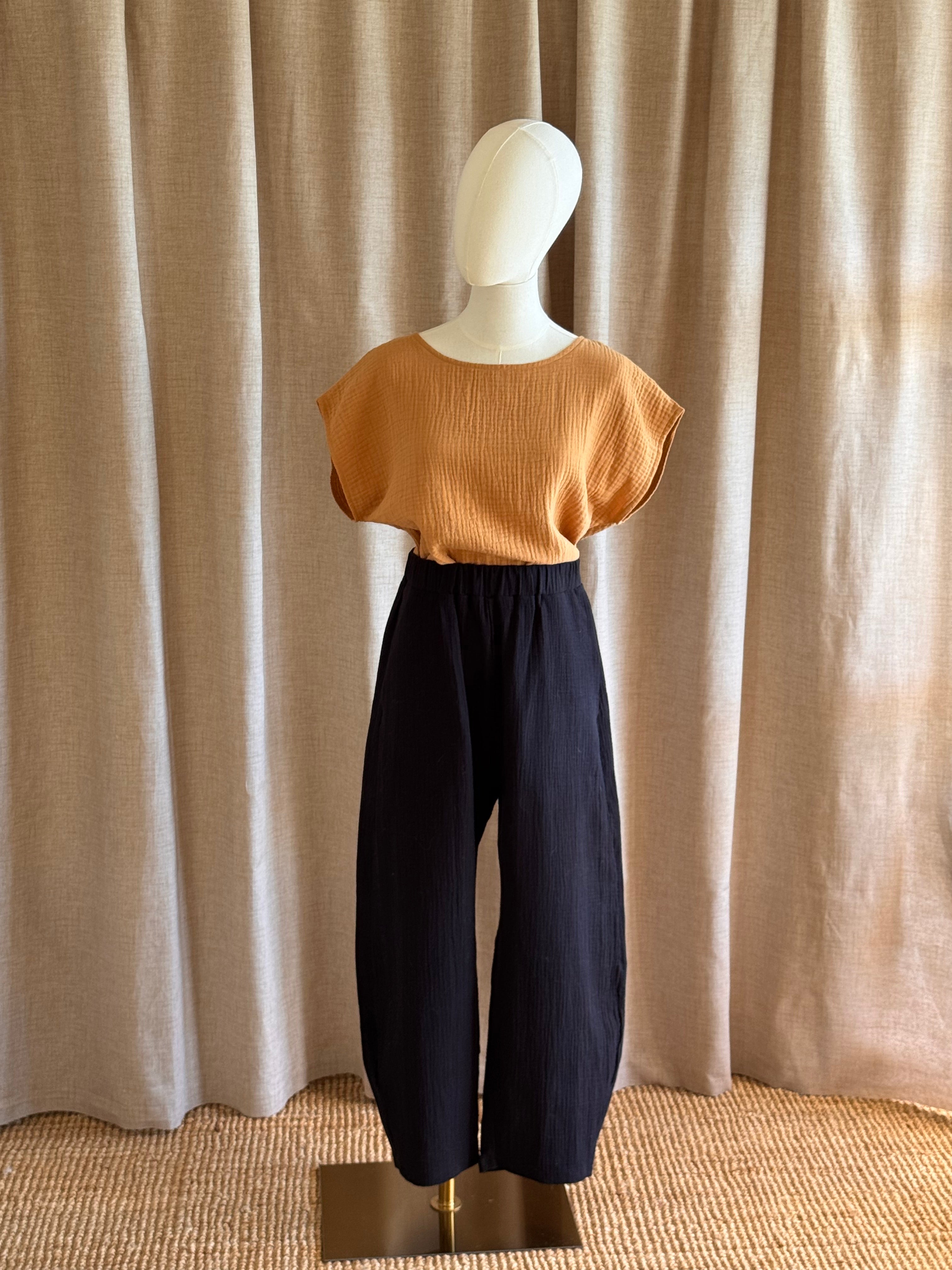 Pantalon barrel leg noir en double gaze de face