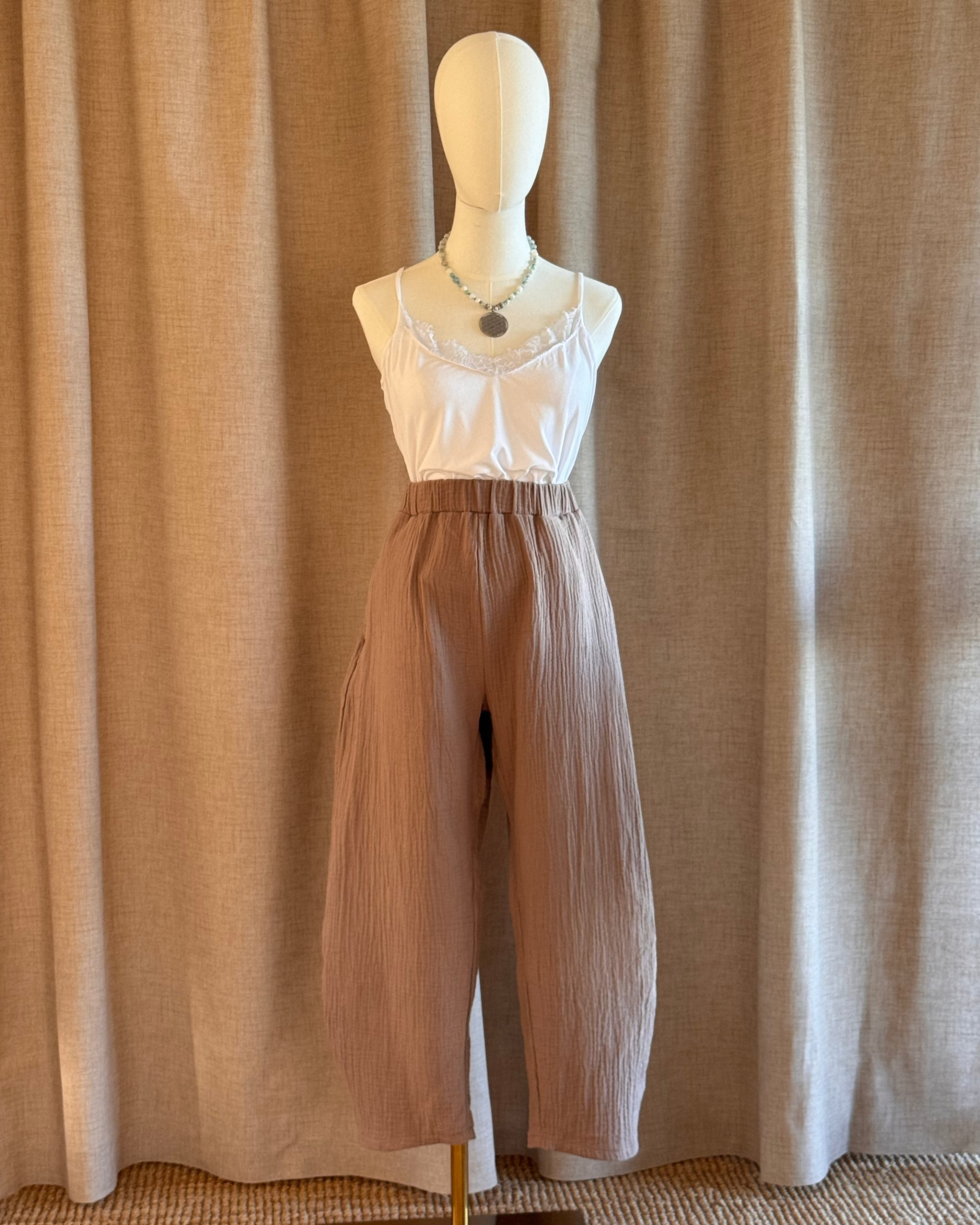 Pantalon coton barrel leg double gaze blé mûr de face
