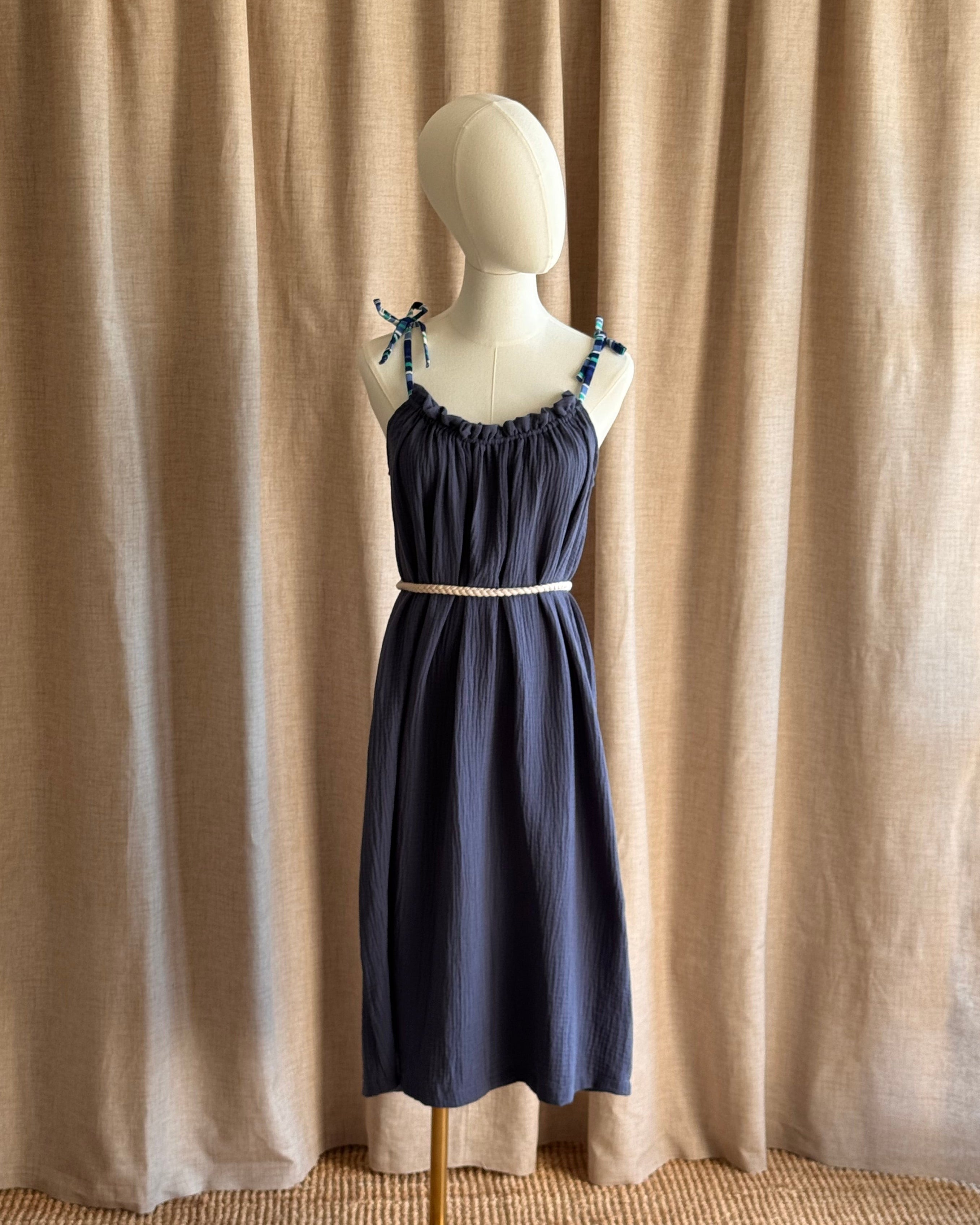Robe à bretelles double gaze ceinturée bleu orage