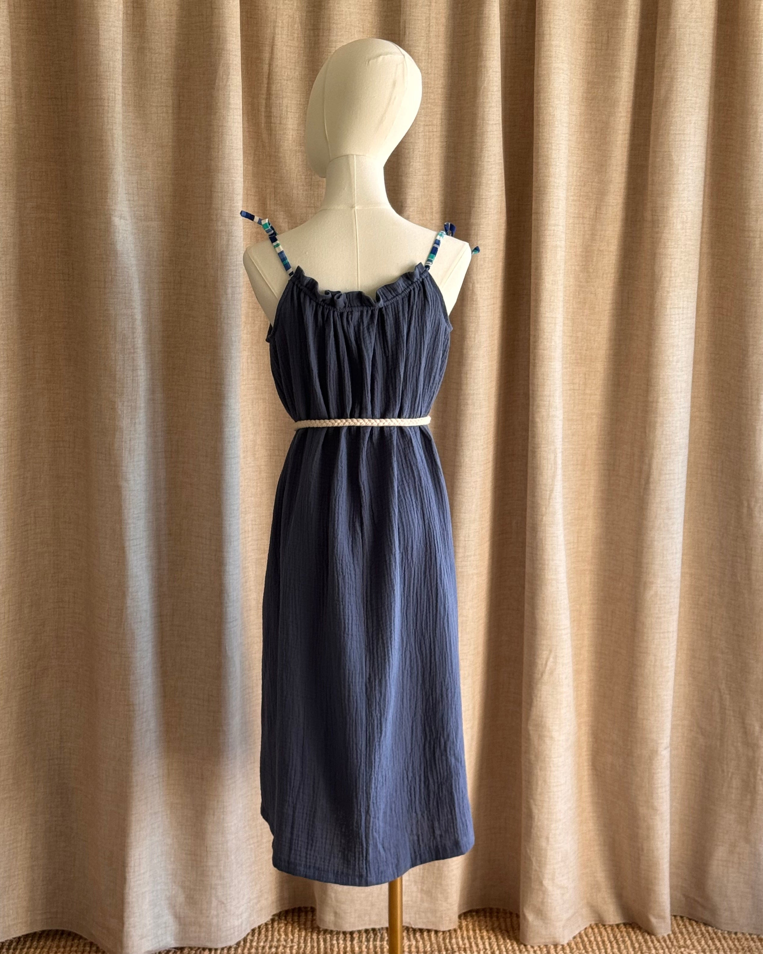 Robe à bretelles double gaze ceinturée bleu orage de dos