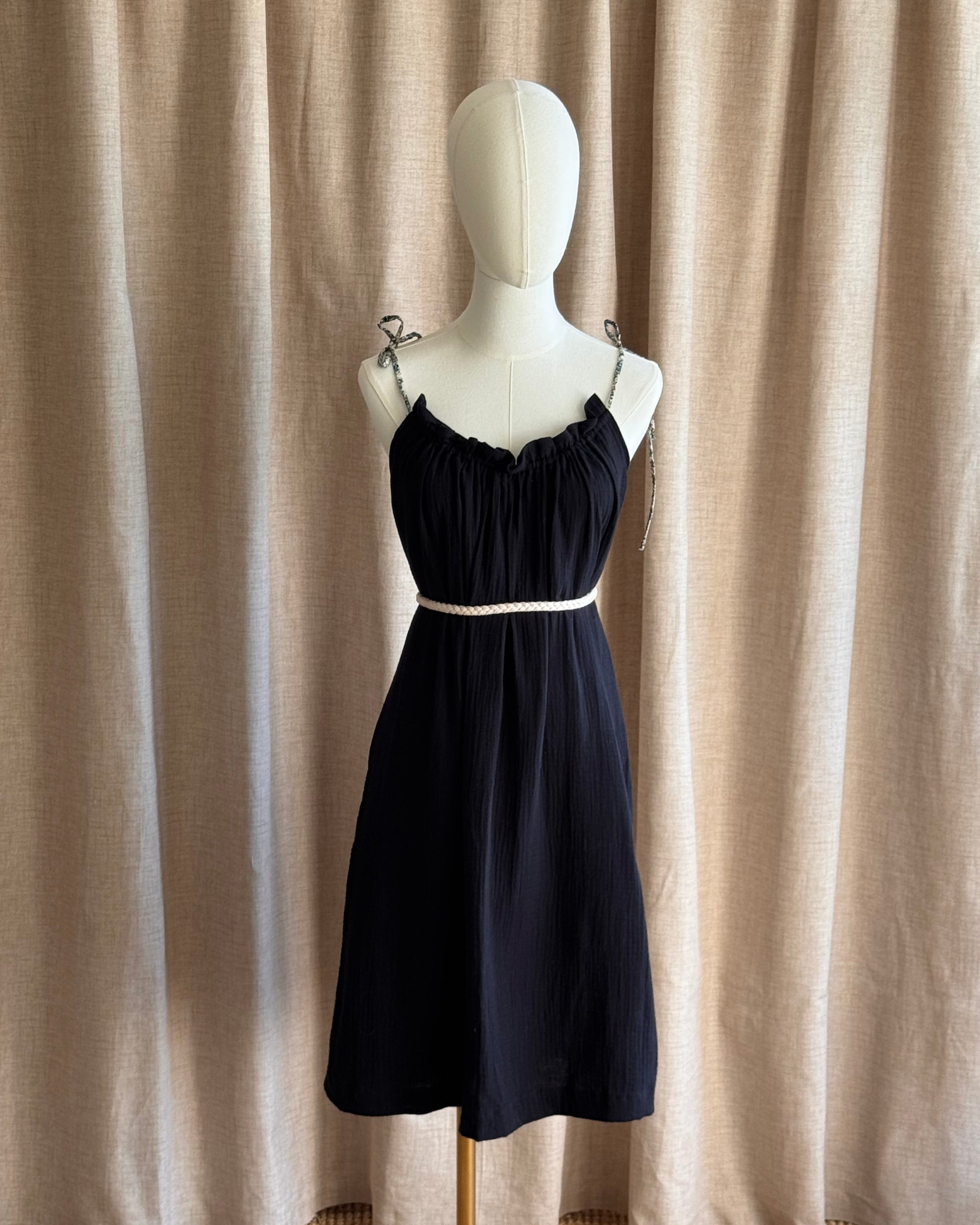 Robe à bretelles double gaze de coton version noir ceinturée