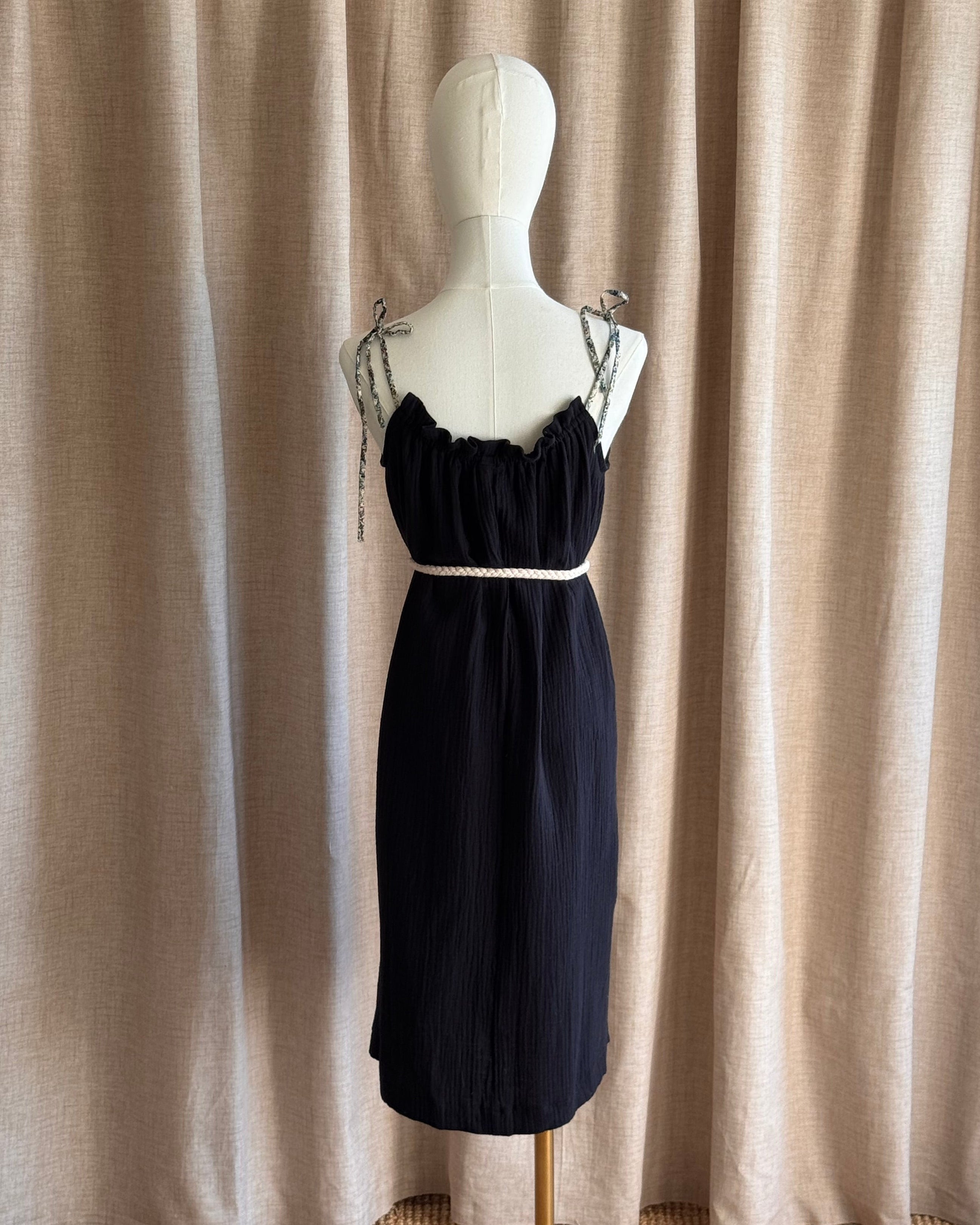 Robe a bretelles double gaze de coton version noir ceinturee de dos