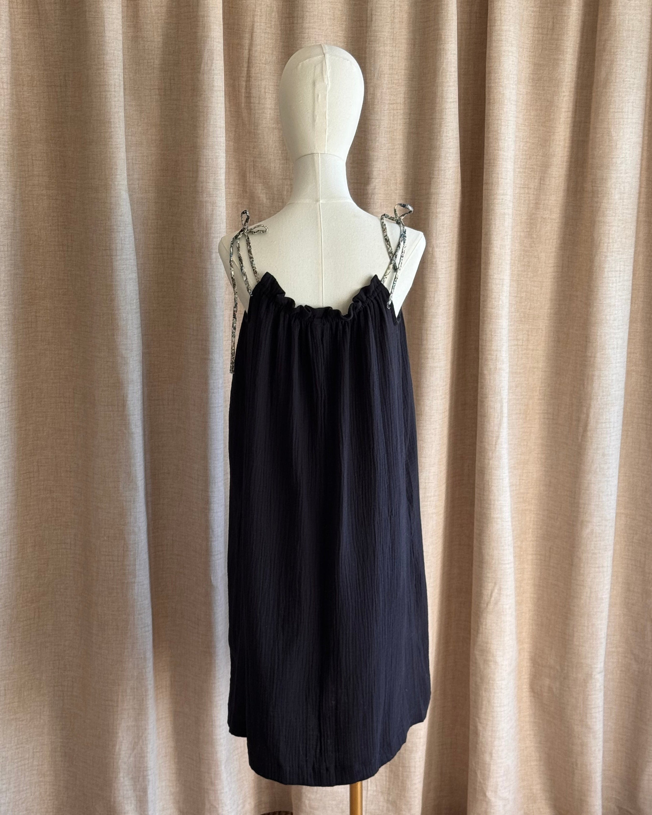 Robe à bretelles double gaze de coton version noir non ceinturée de dos