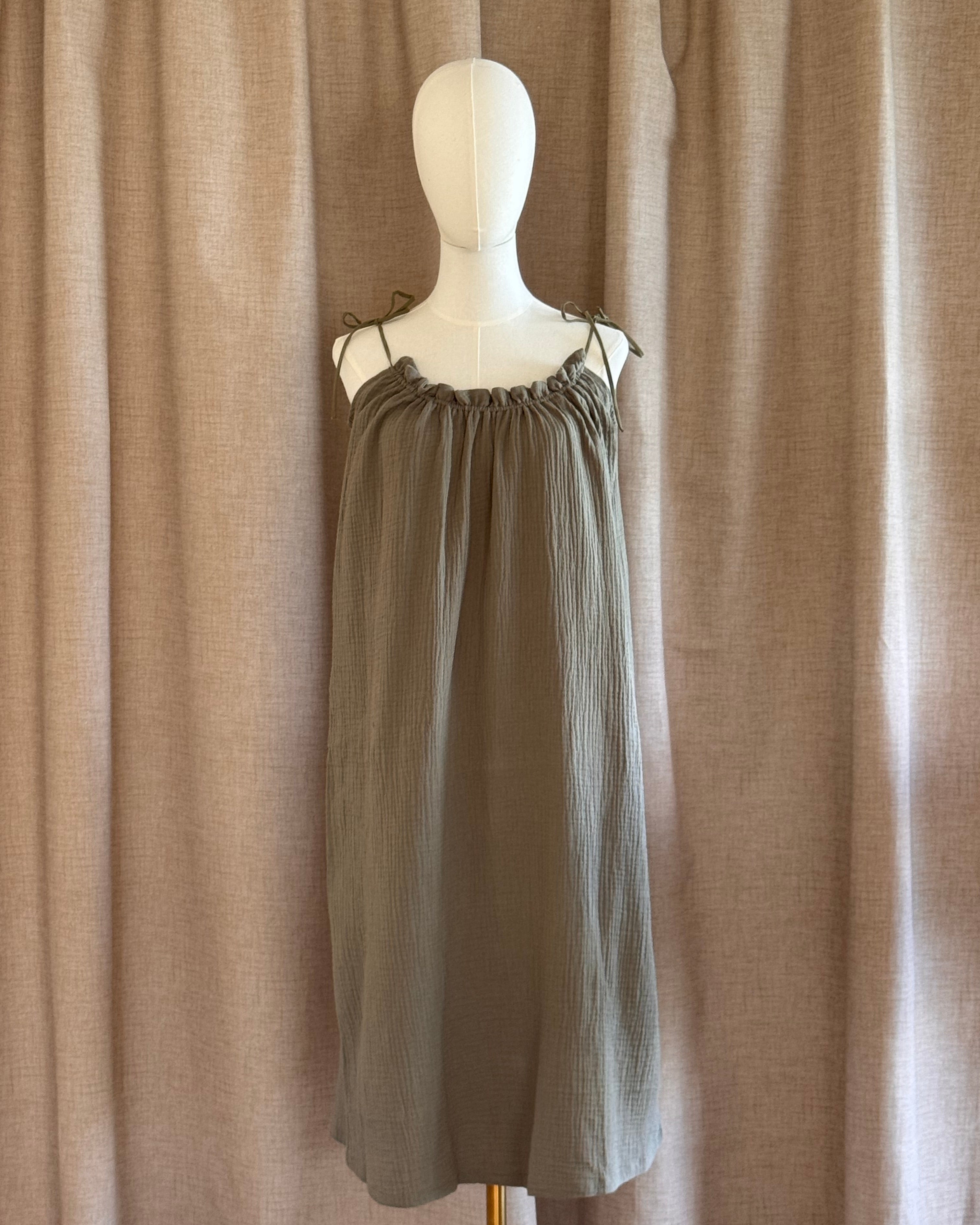 Robe à bretelles double gaze de coton version vert de garrigue non ceinturée