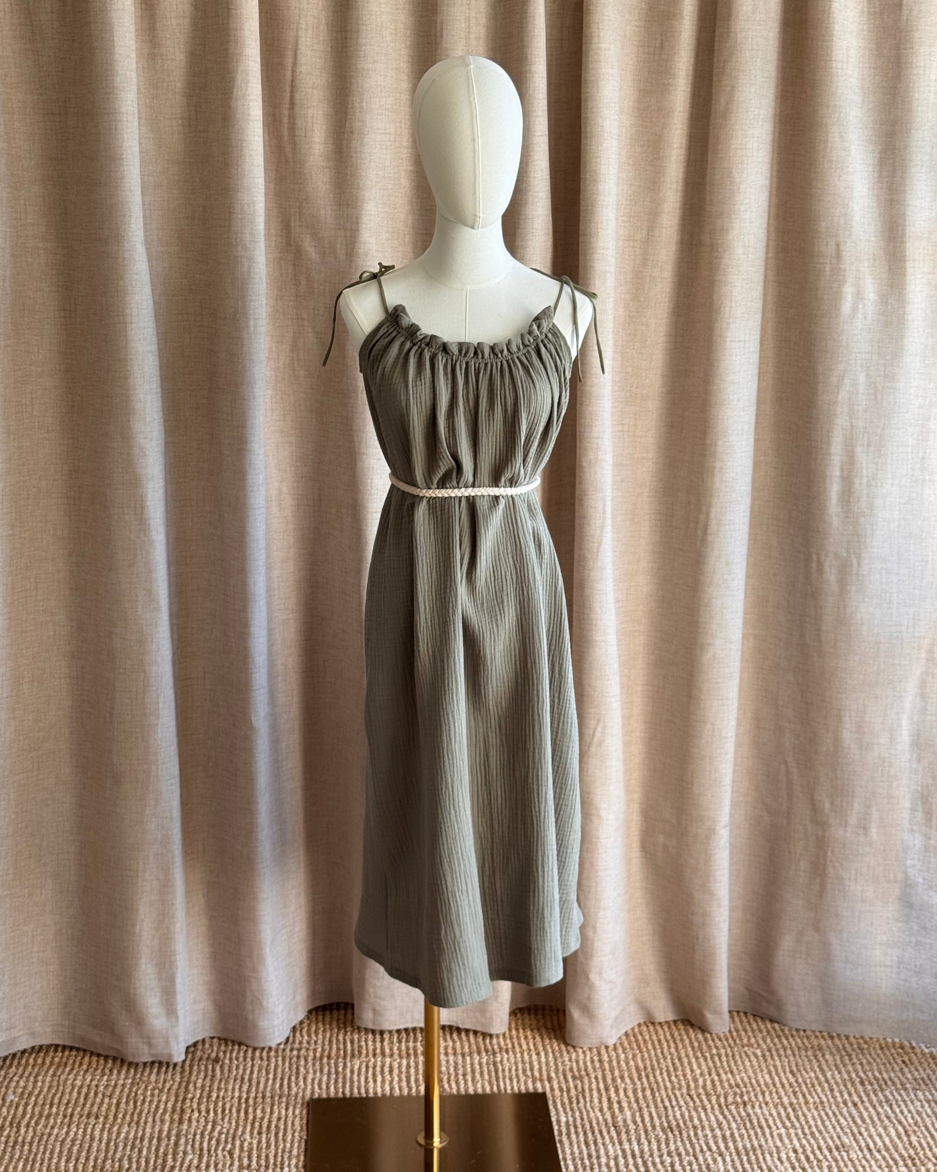 Robe a bretelles double gaze de coton version vert de garrigue ceinturee