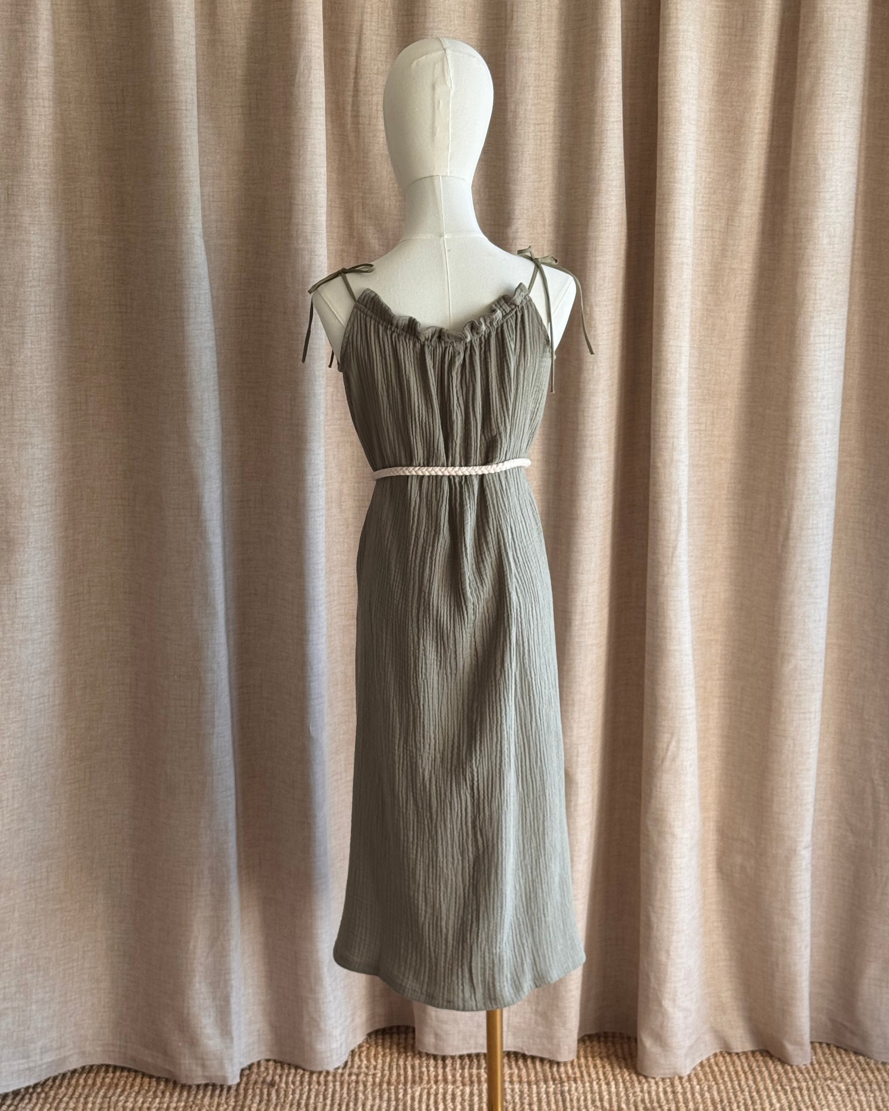 Robe à bretelles double gaze de coton version vert de garrigue ceinturée