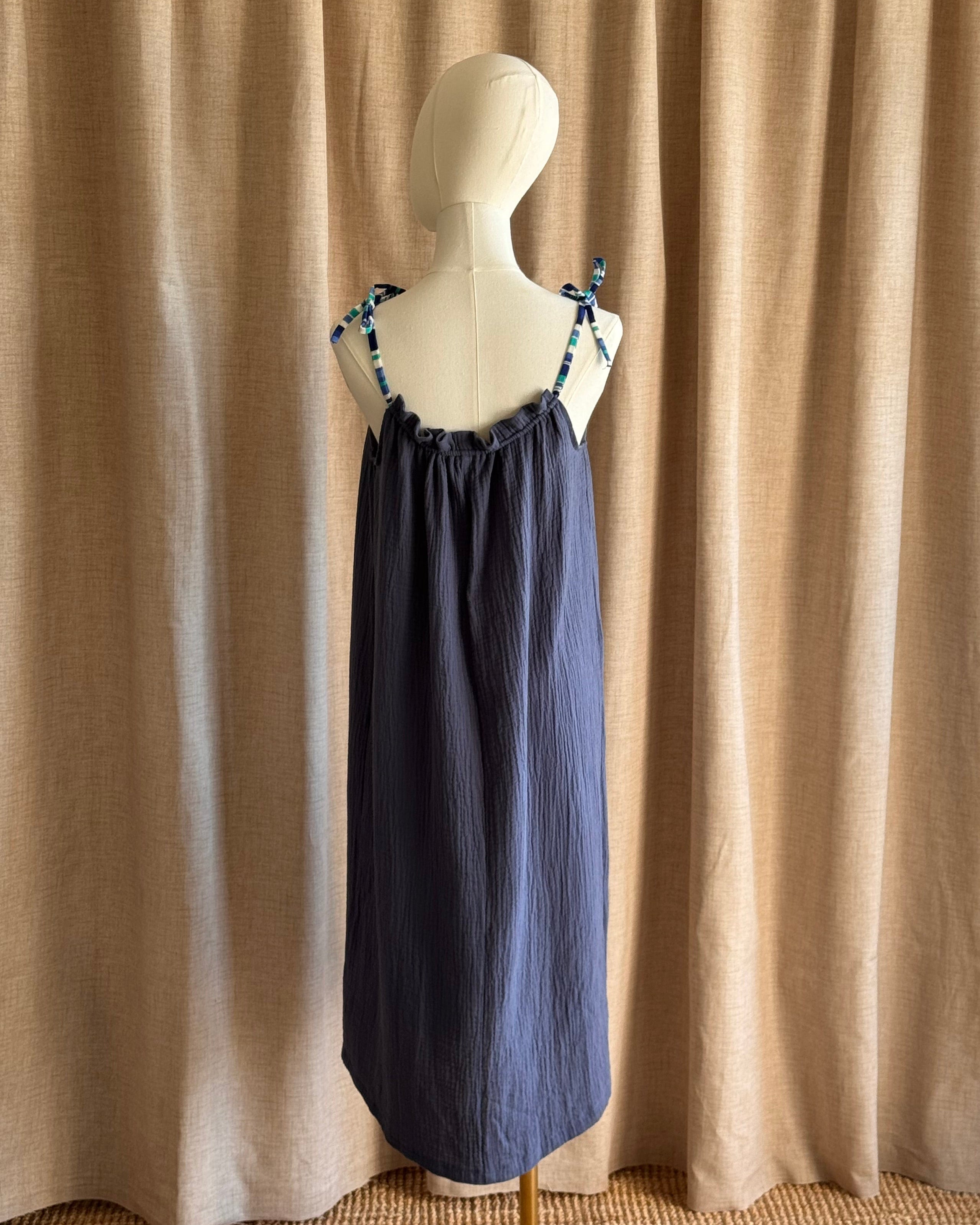 Robe à bretelles double gaze non ceinturée bleu orage de dos