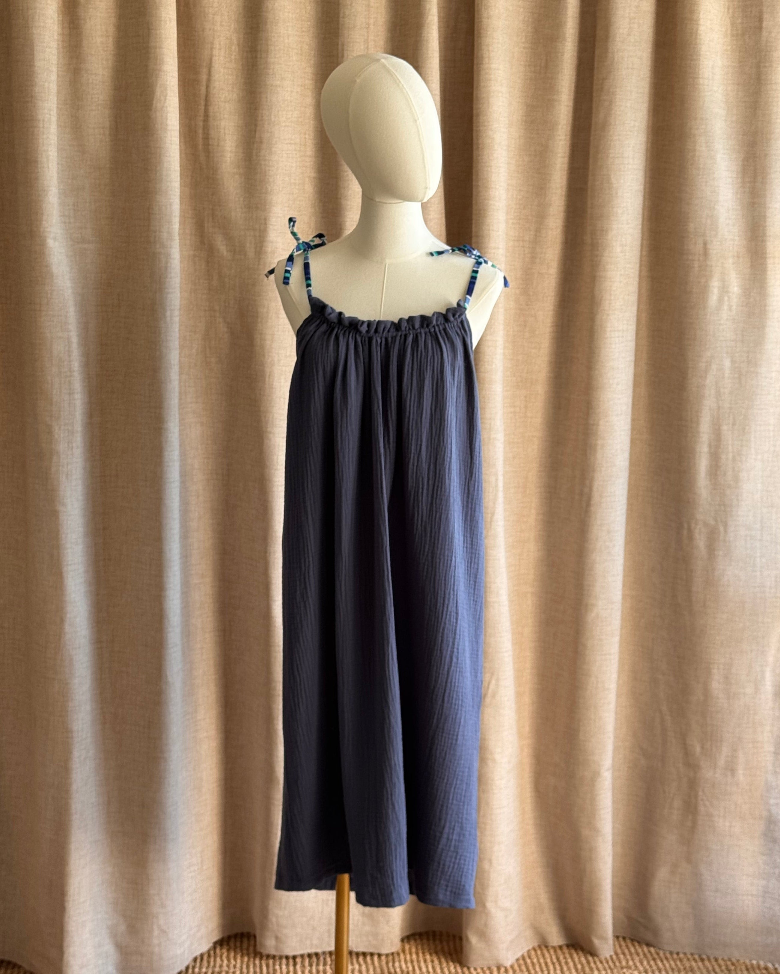Robe à bretelles double gaze non ceinturée bleu orage de face