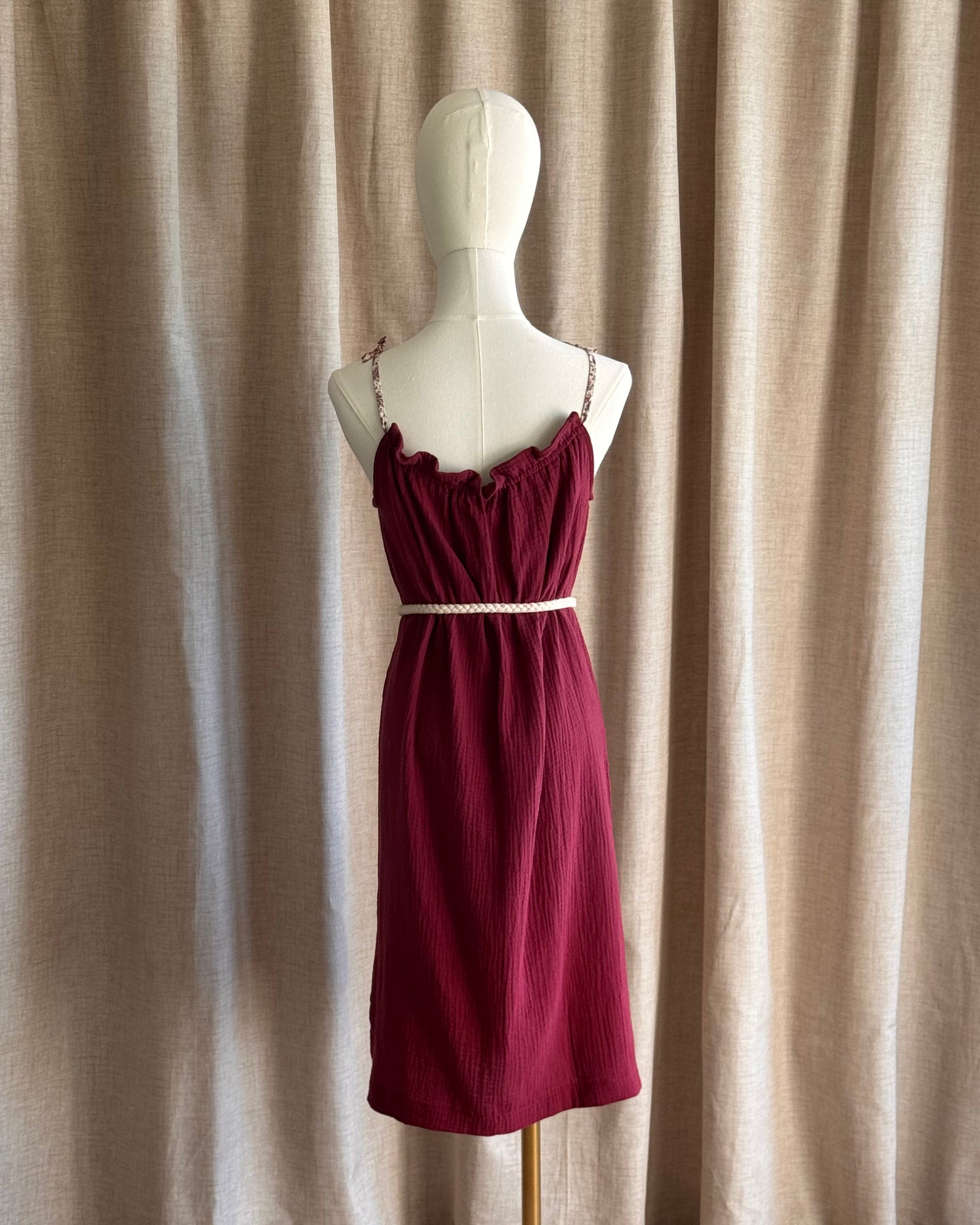 Robe double gaze de coton lie de vin a bretelles liberty  ceinturee de dos
