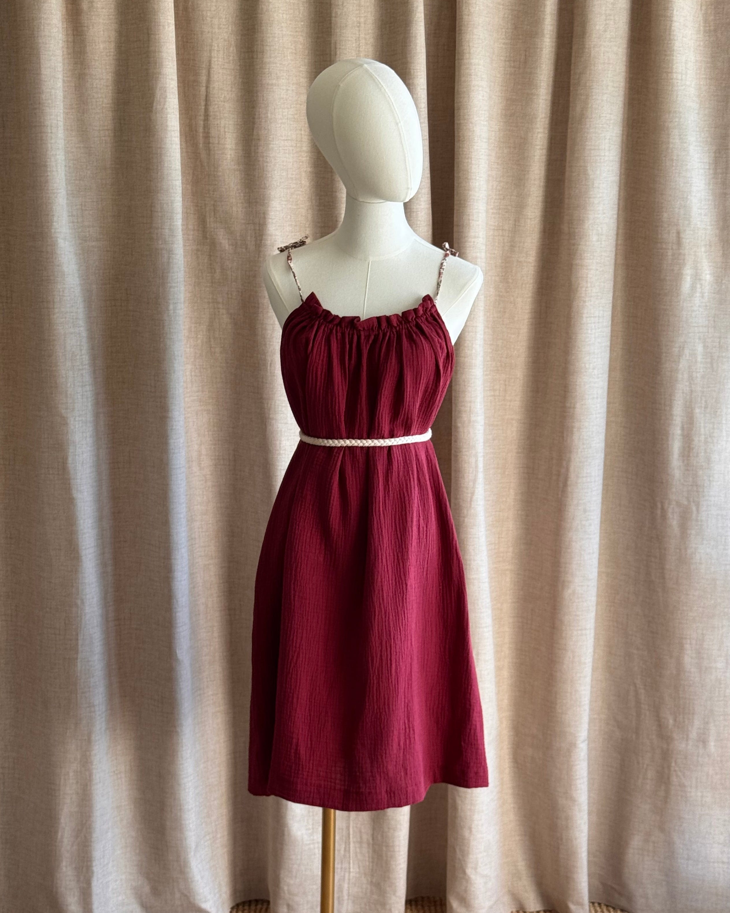 Robe double gaze de coton lie de vin à bretelles liberty ceinturée face