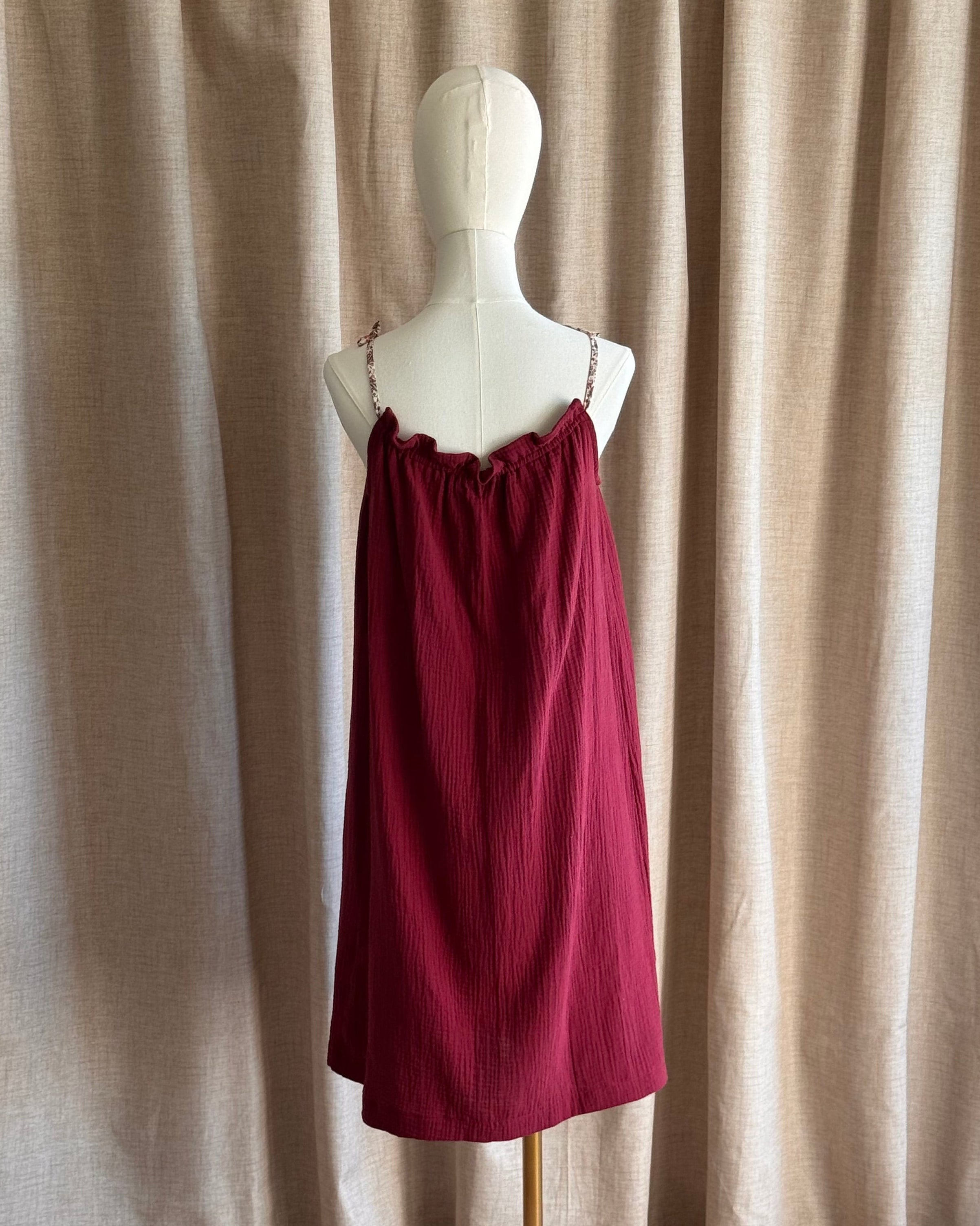 Robe double gaze de coton lie de vin à bretelles liberty non ceinturée de dos