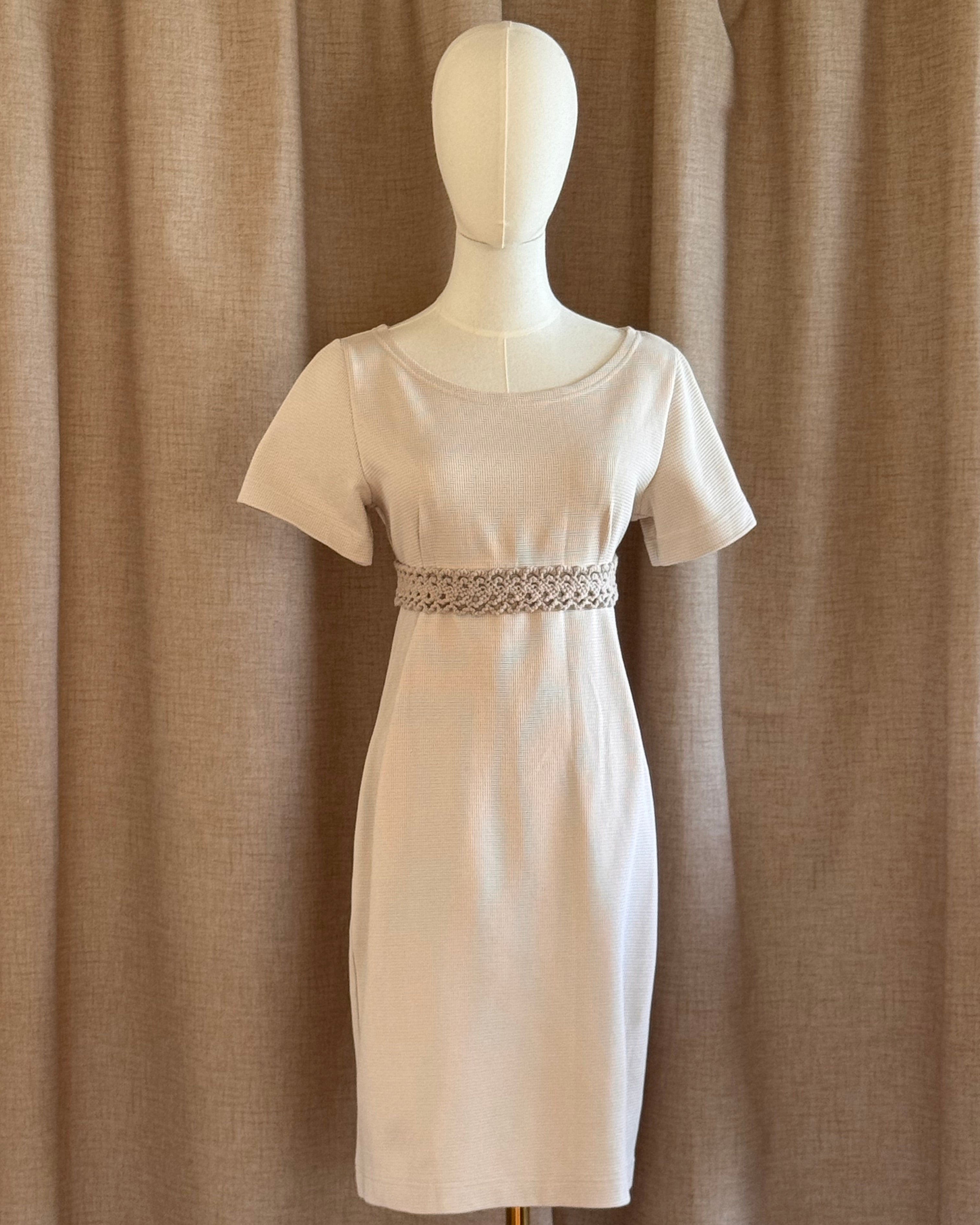 Robe droite fleurs de tilleul ceinturée de face
