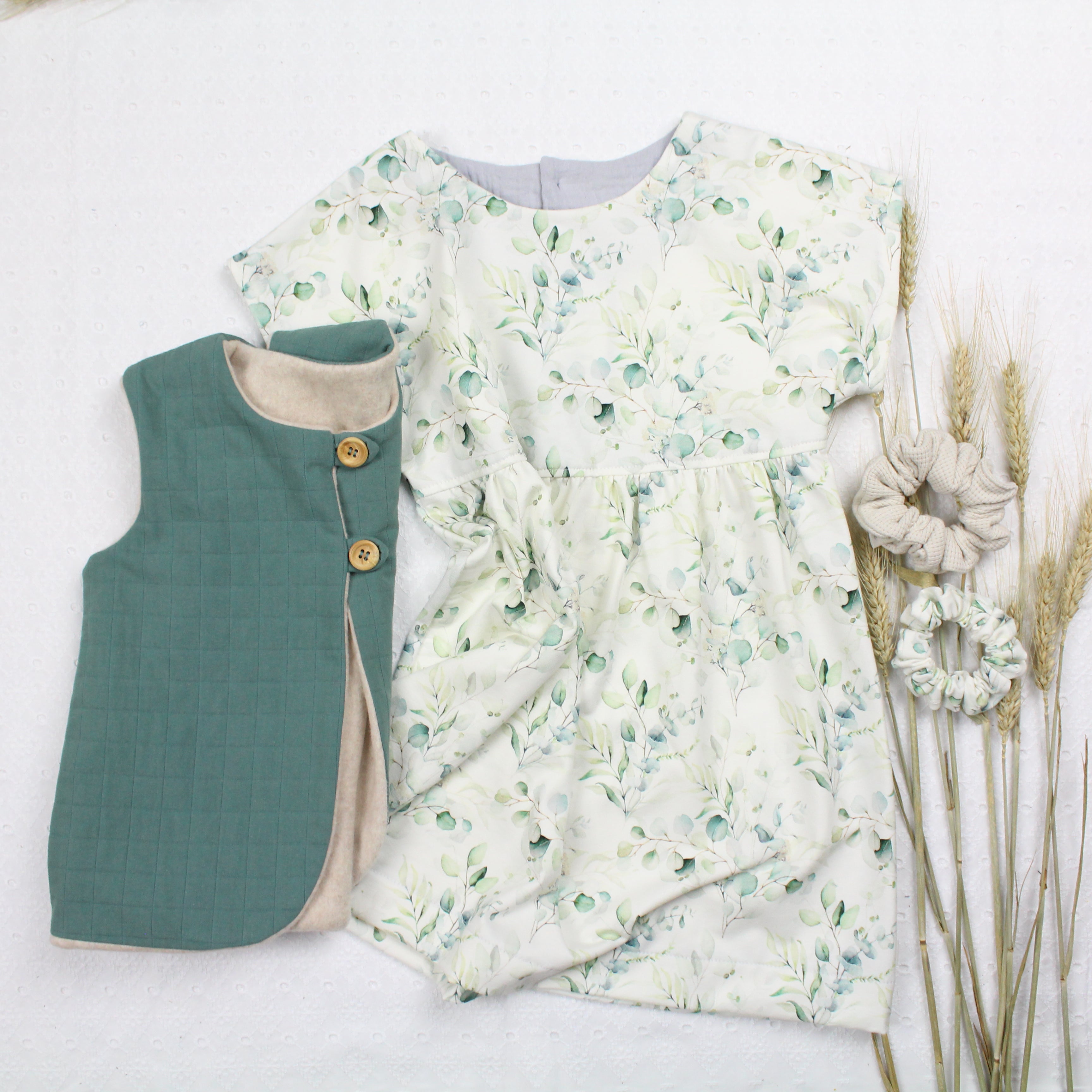 Robe motif fleuri avec gilet et chouchoux