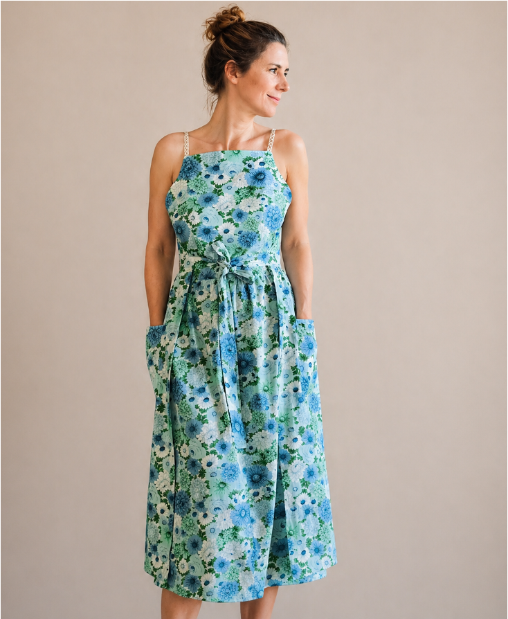 Prototype de robe tablier portefeuille motifs floraux bretelles en dentelle vue de face en tissu upcyclé