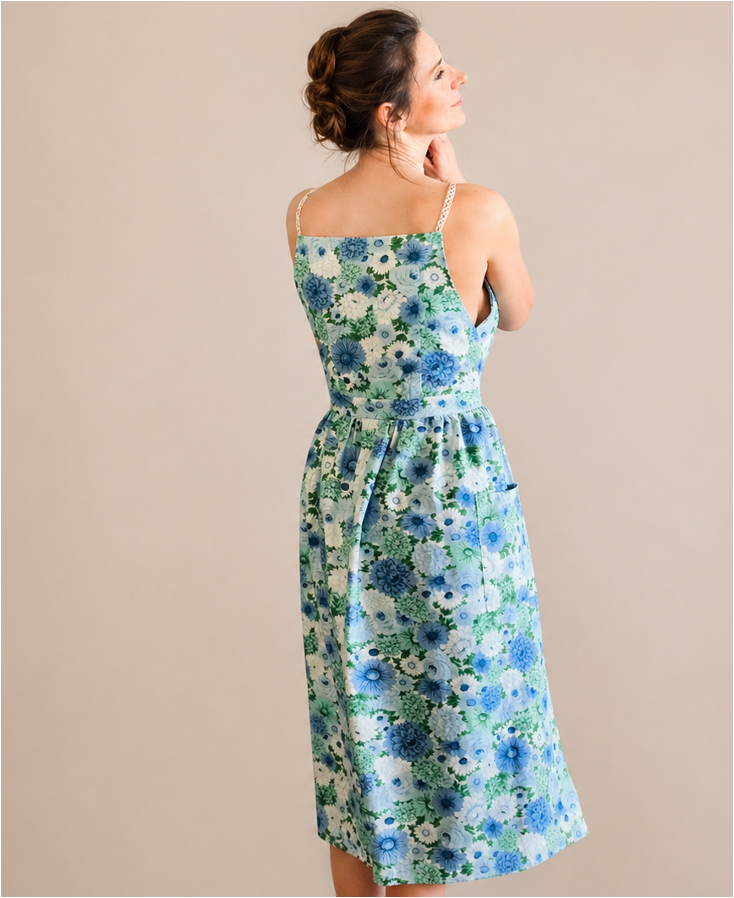 Prototype de robe tablier portefeuille motifs floraux bretelles en dentelle vue de dos en tissu upcyclé