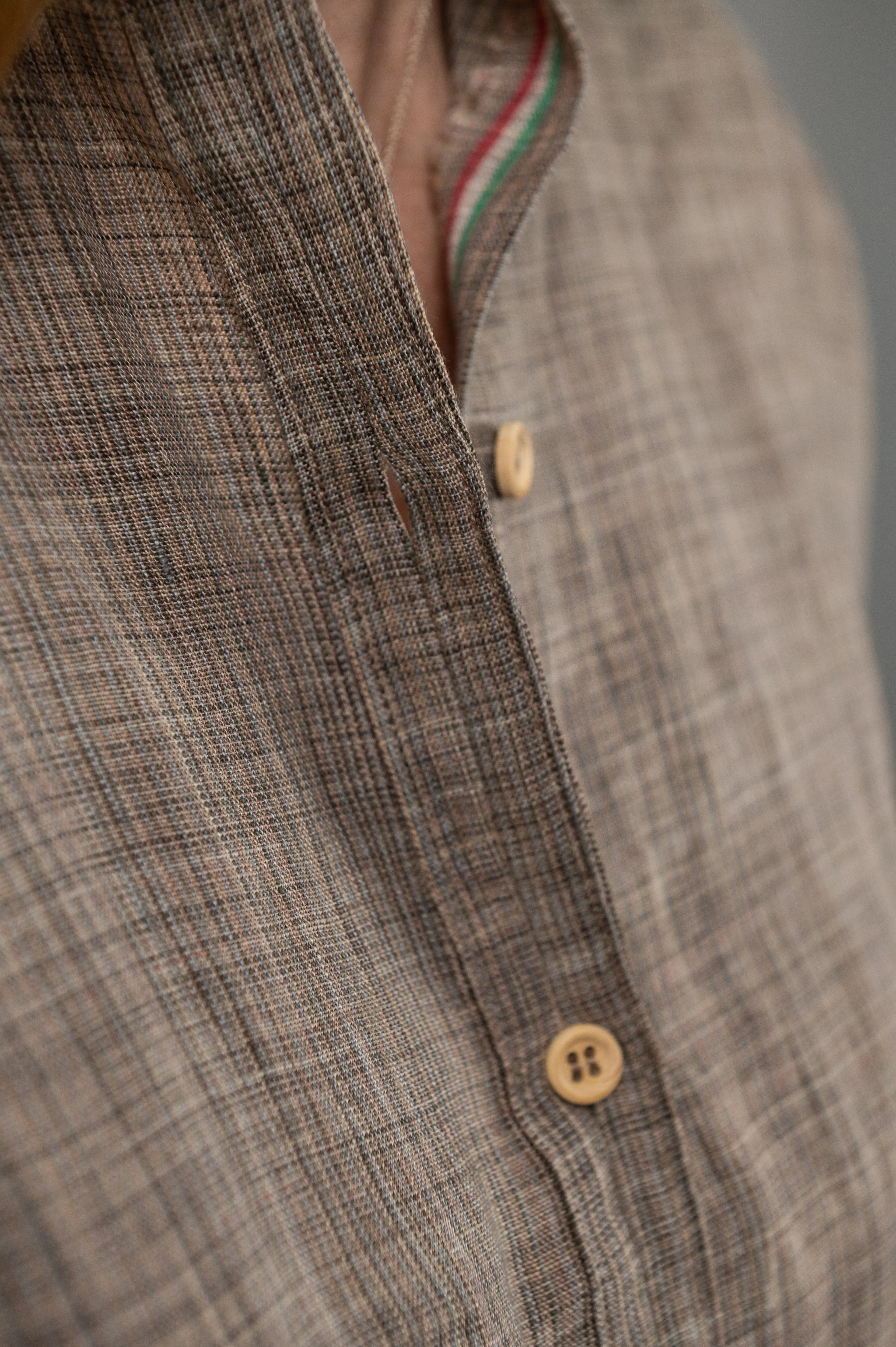 Chemise Narcisse à col froncé en lin grège naturel, détail du col et des boutons en bois,