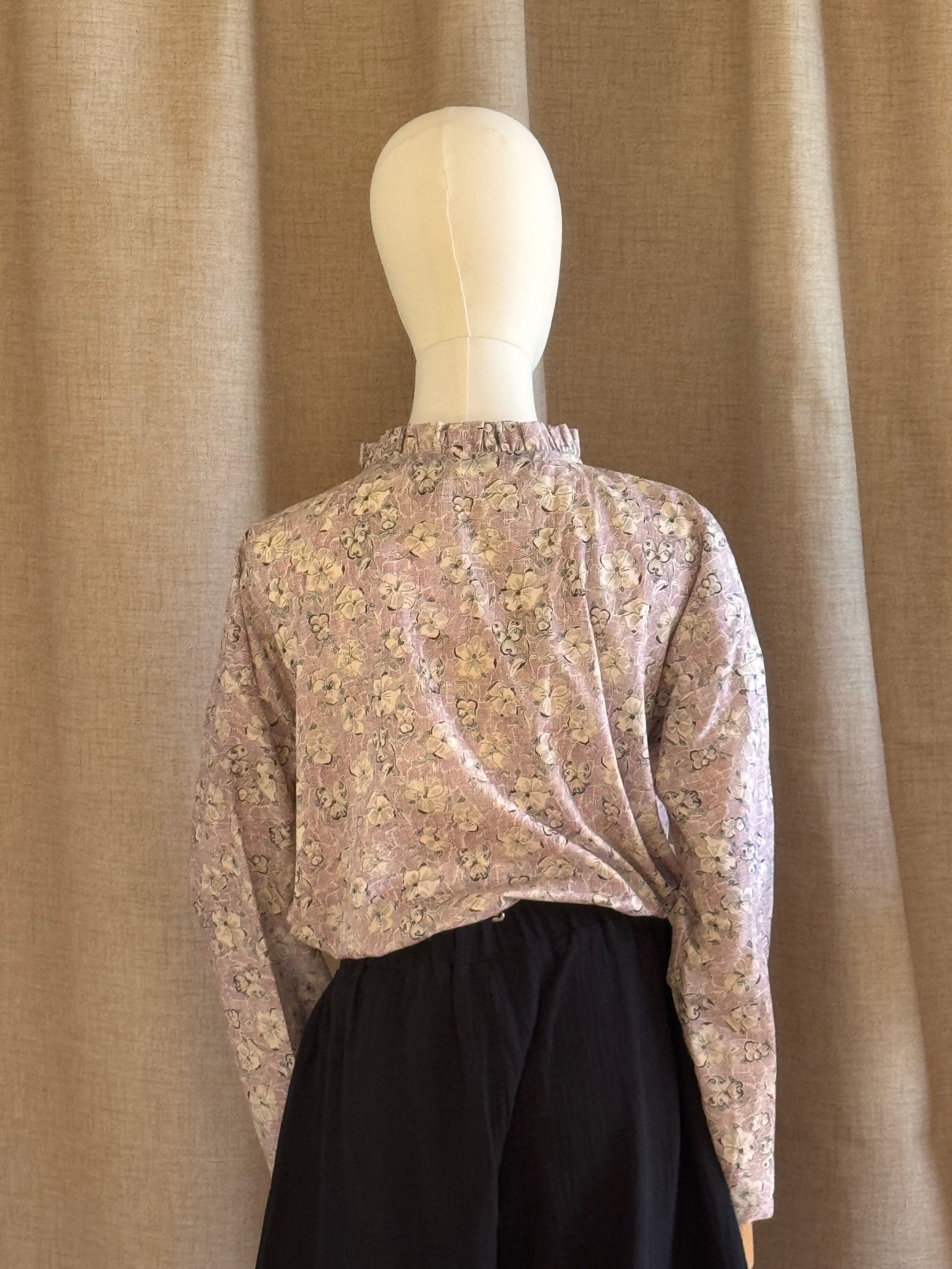 chemise col fronce fleuri couleur prune dans pantalon dos
