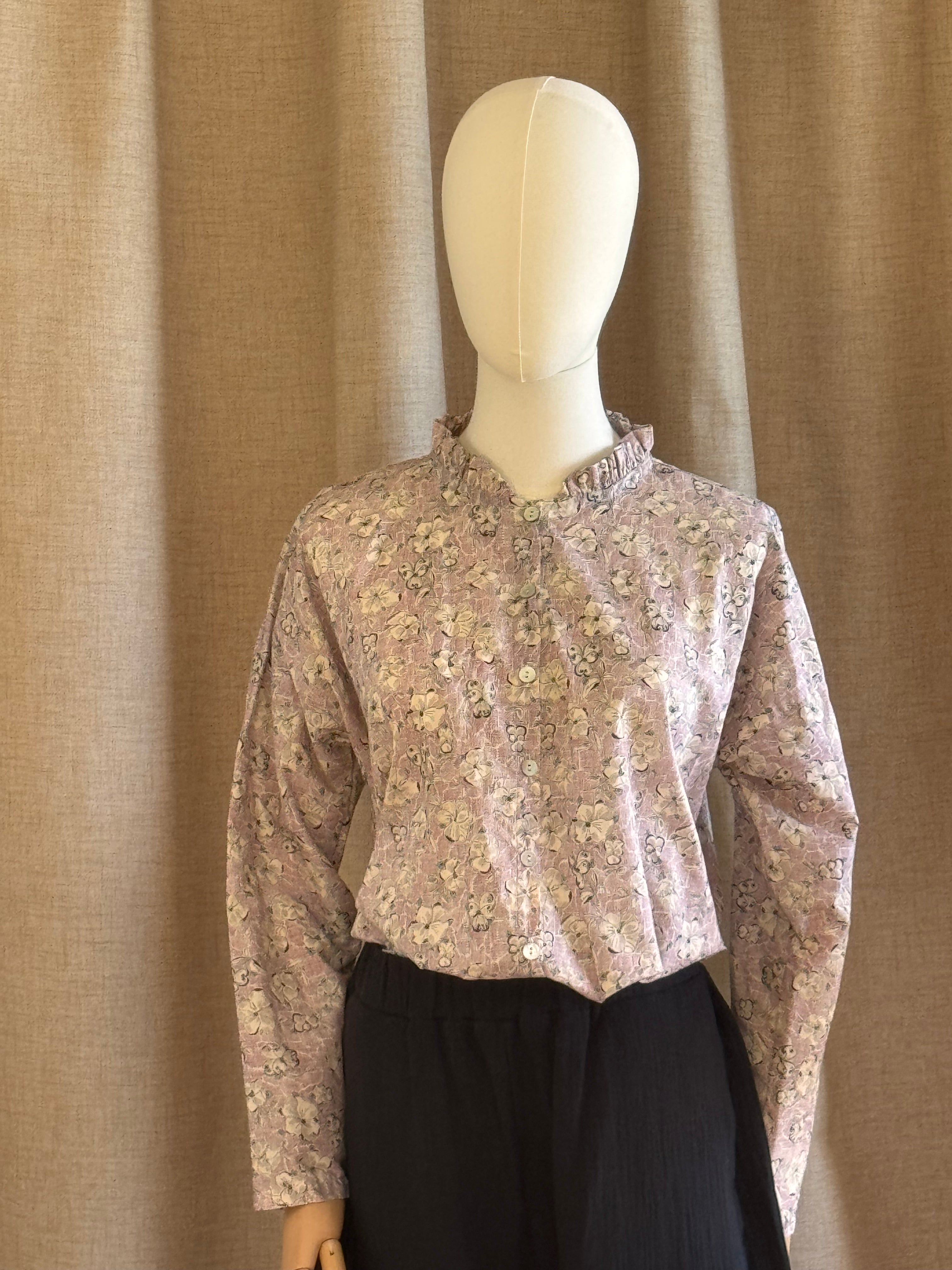 chemise col fronce fleuri couleur prune dans pantalon face