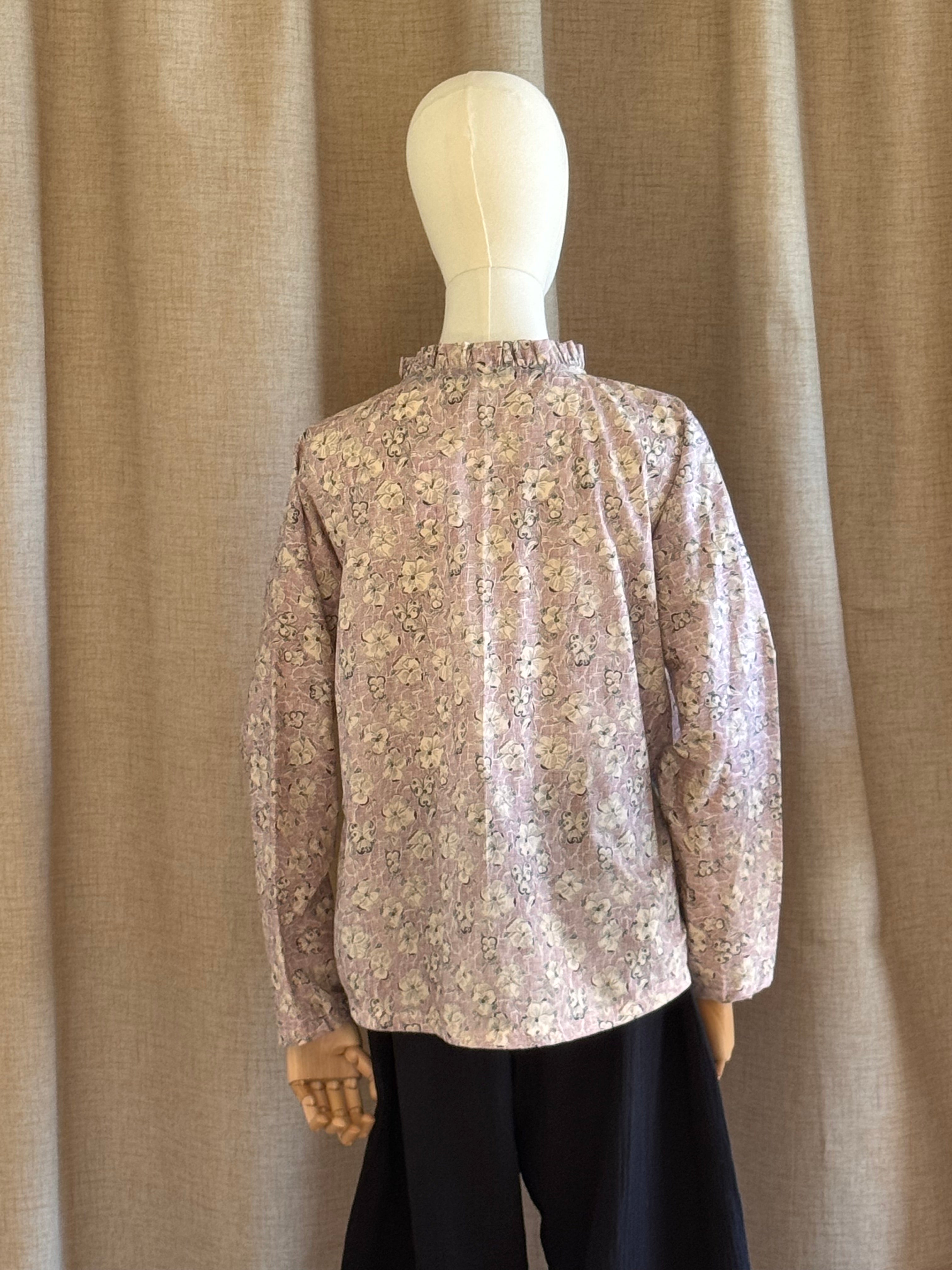 chemise col fronce fleuri couleur prune hors pantalon dos