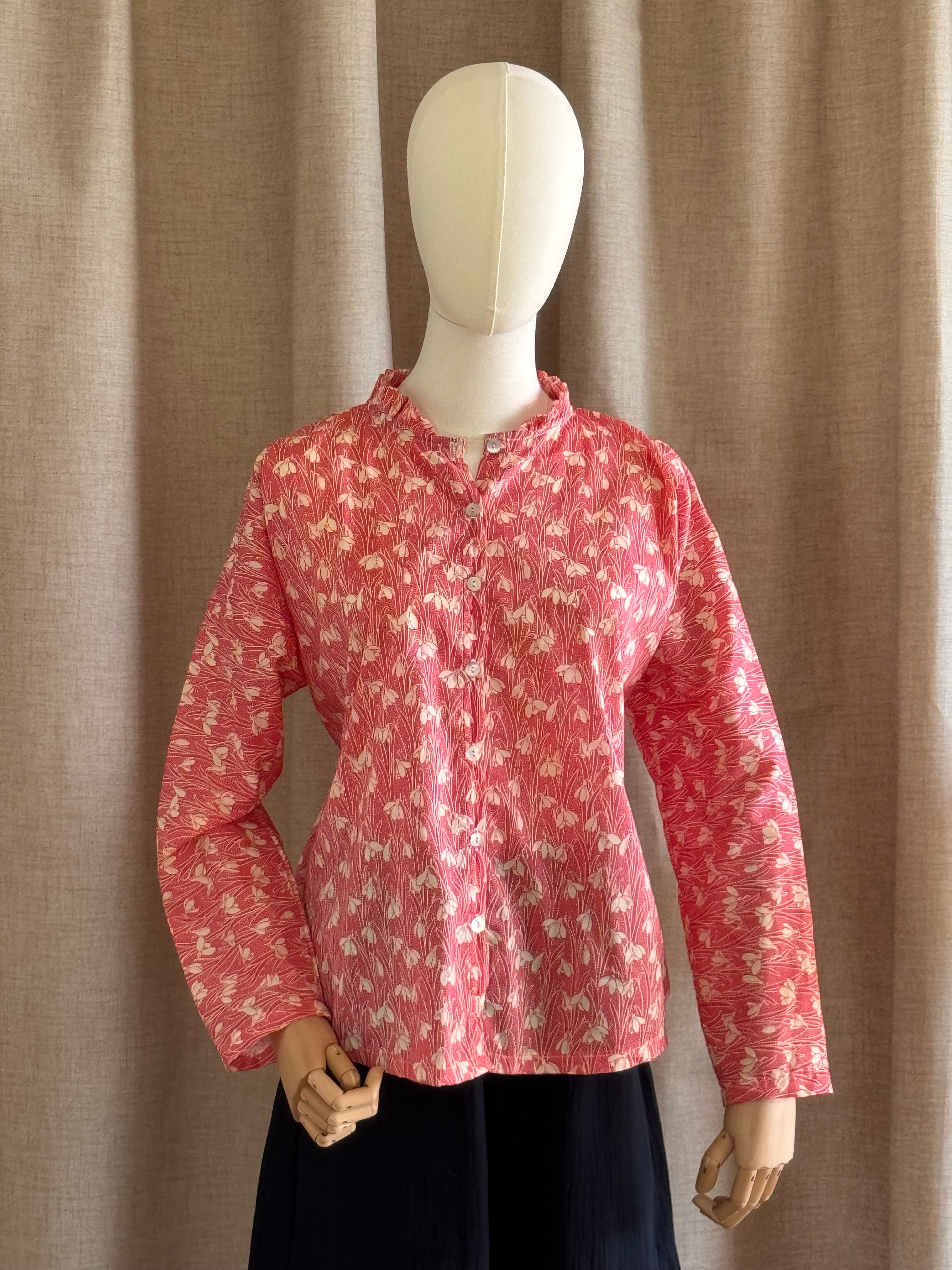chemise col froncé non rentrée dans pantalon face