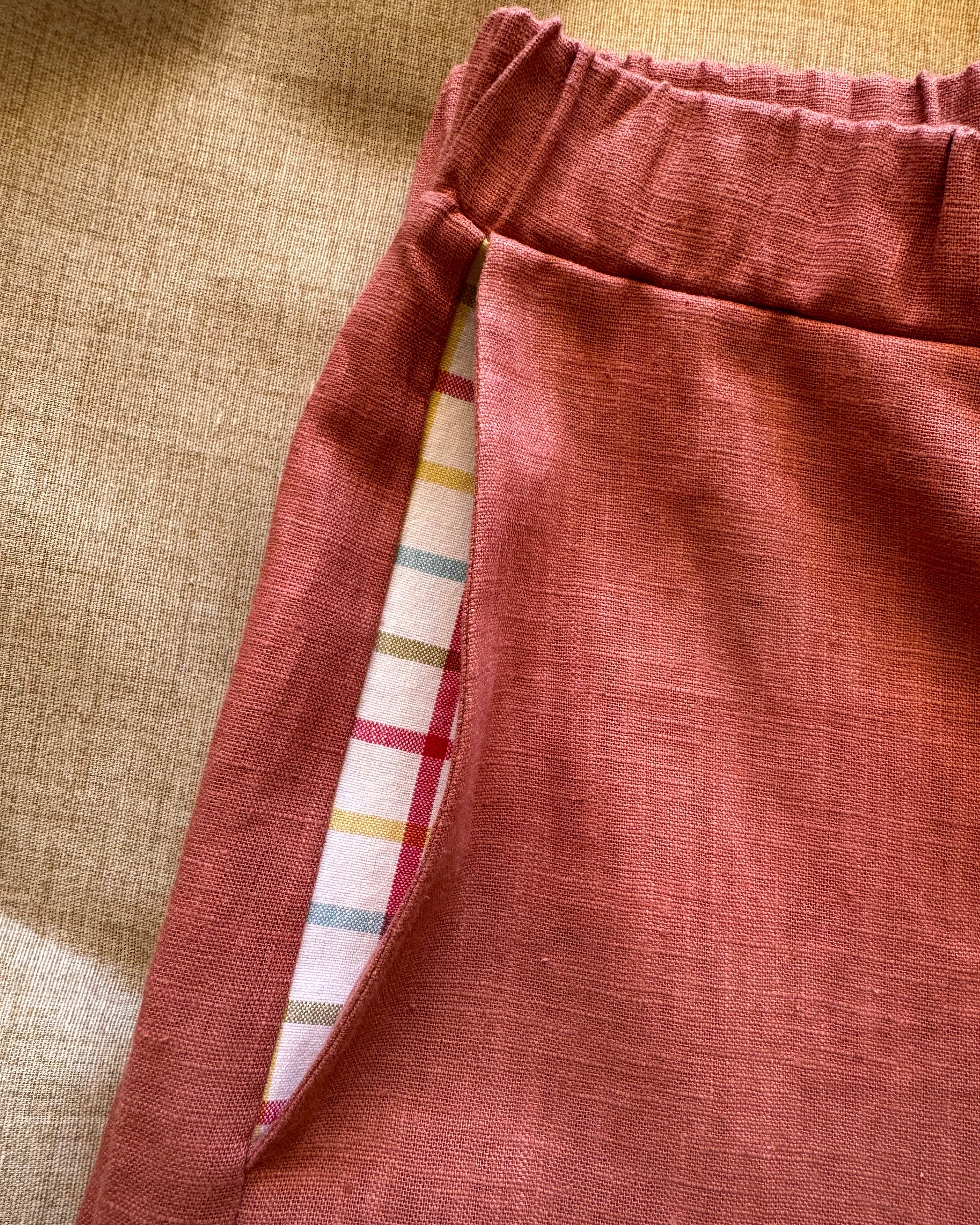 détail poche pantalon barrel leg bois de rose poche droite