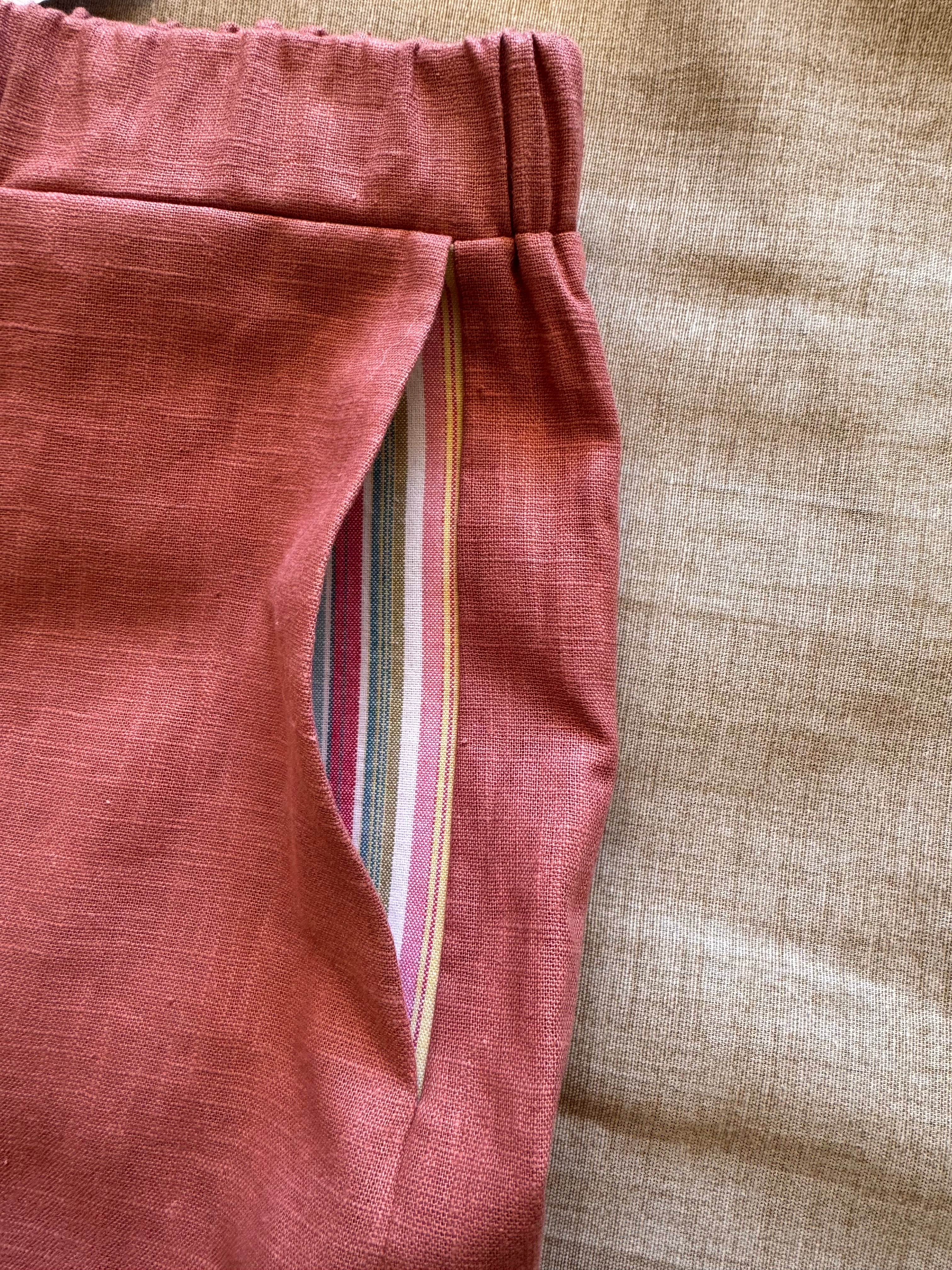 Détail poche pantalon barrel leg bois de rose poche gauche