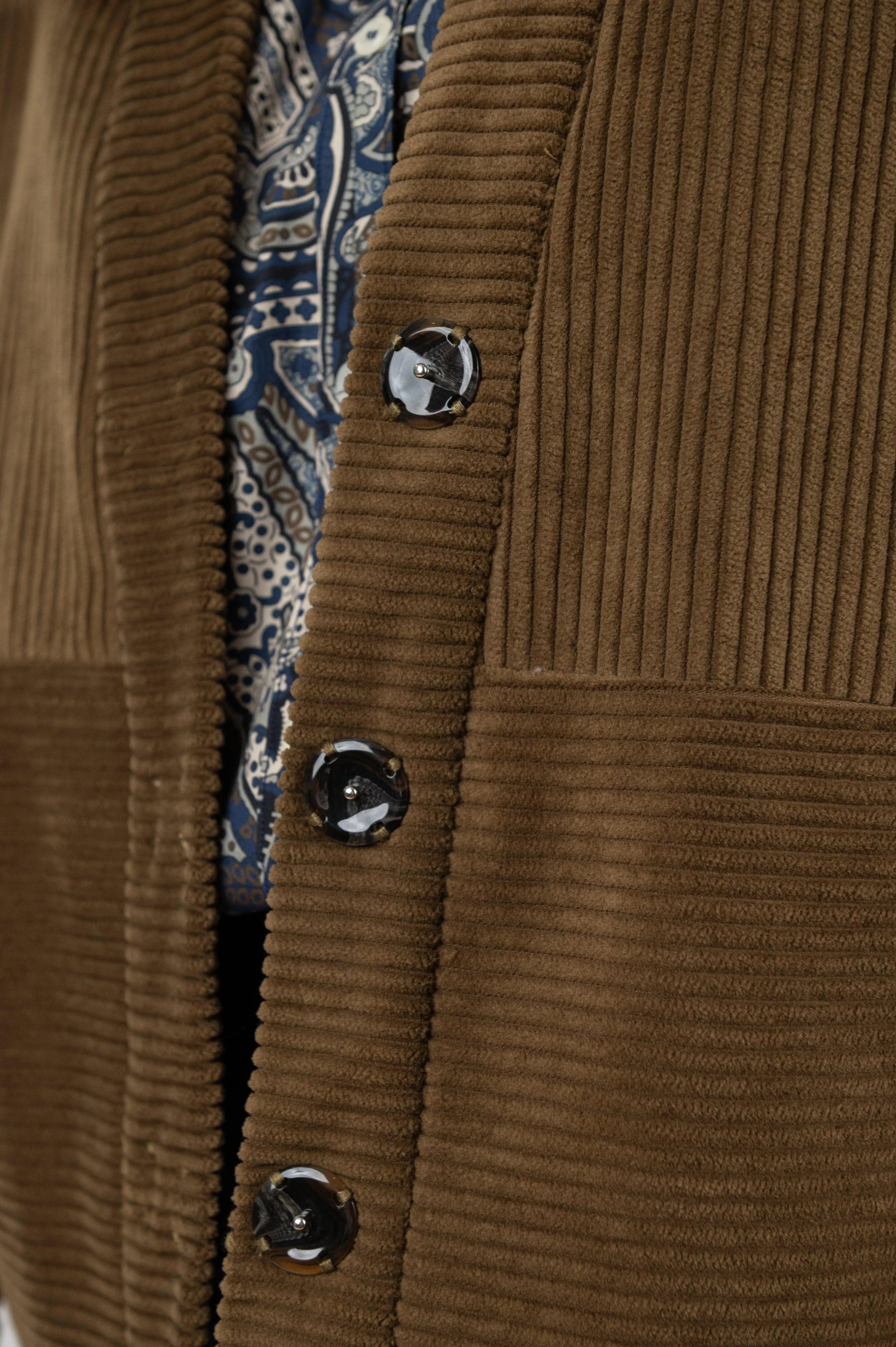 Manteau Cévennes coupe kimono en velours côtelé havane, détail du bouton, porté avec une chemise Narcisse à motif paisley cashmere.