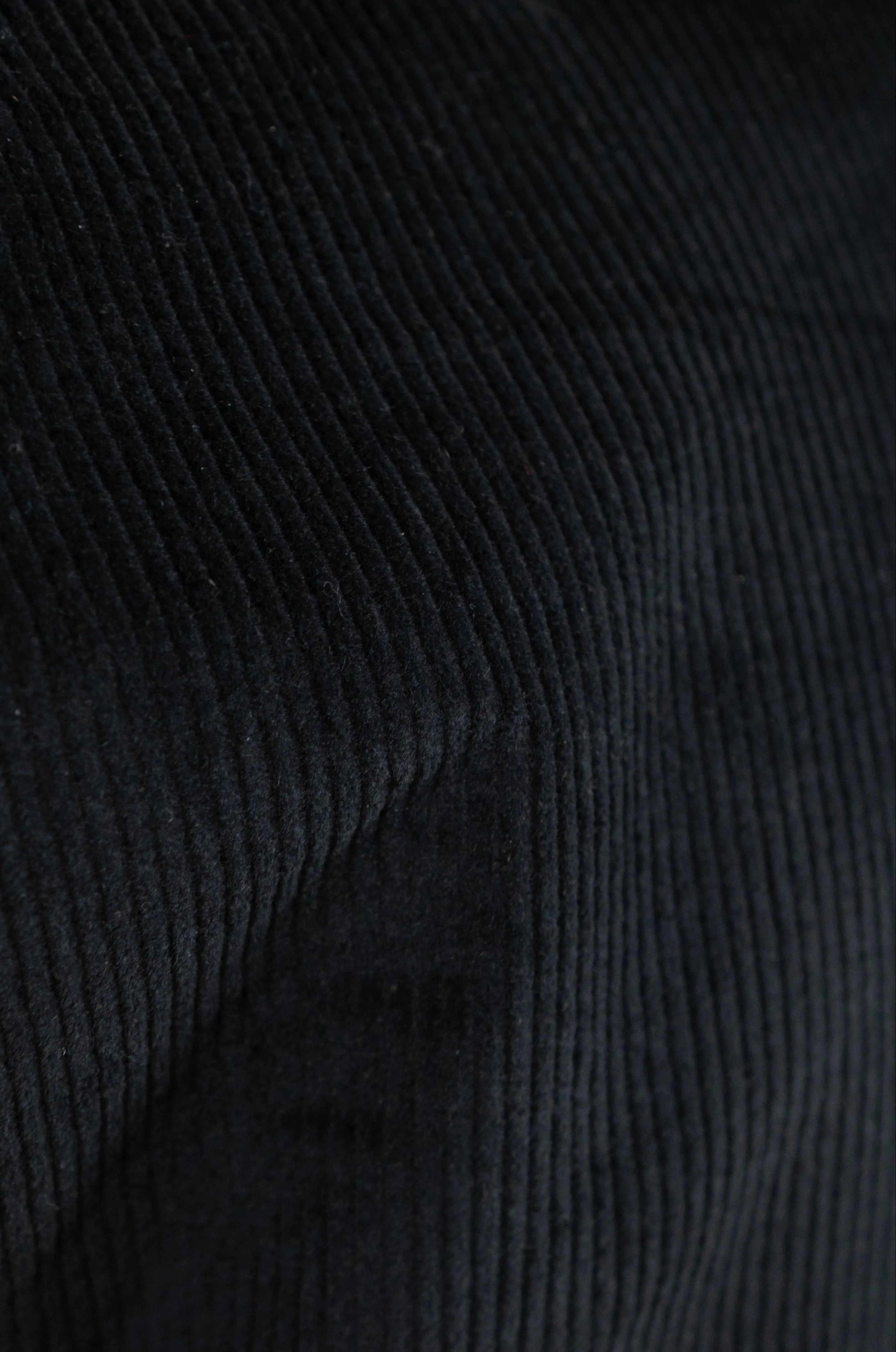 Manteau Cévennes coupe kimono en velours côtelé noir, détail de la matière.