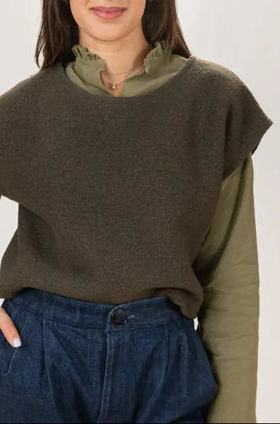 Pull Mousse vert forêt à manches courtes en laine bouillie, vu de face, porté sur une chemise Narcisse kaki et un pantalon Sylène en denim.