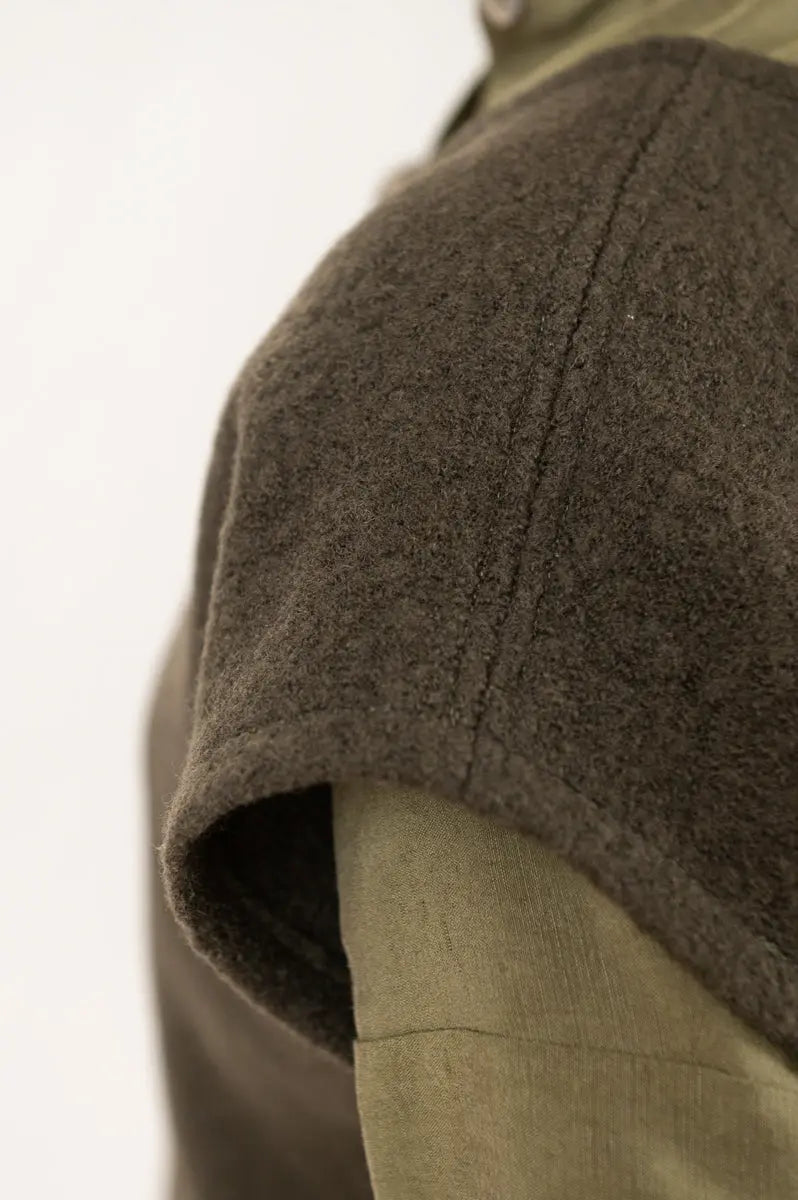 Pull Mousse manches courtes vert forêt en laine bouillie, avec détail de la manche et de la surpiqûre, porté sur la chemise Narcisse kaki.