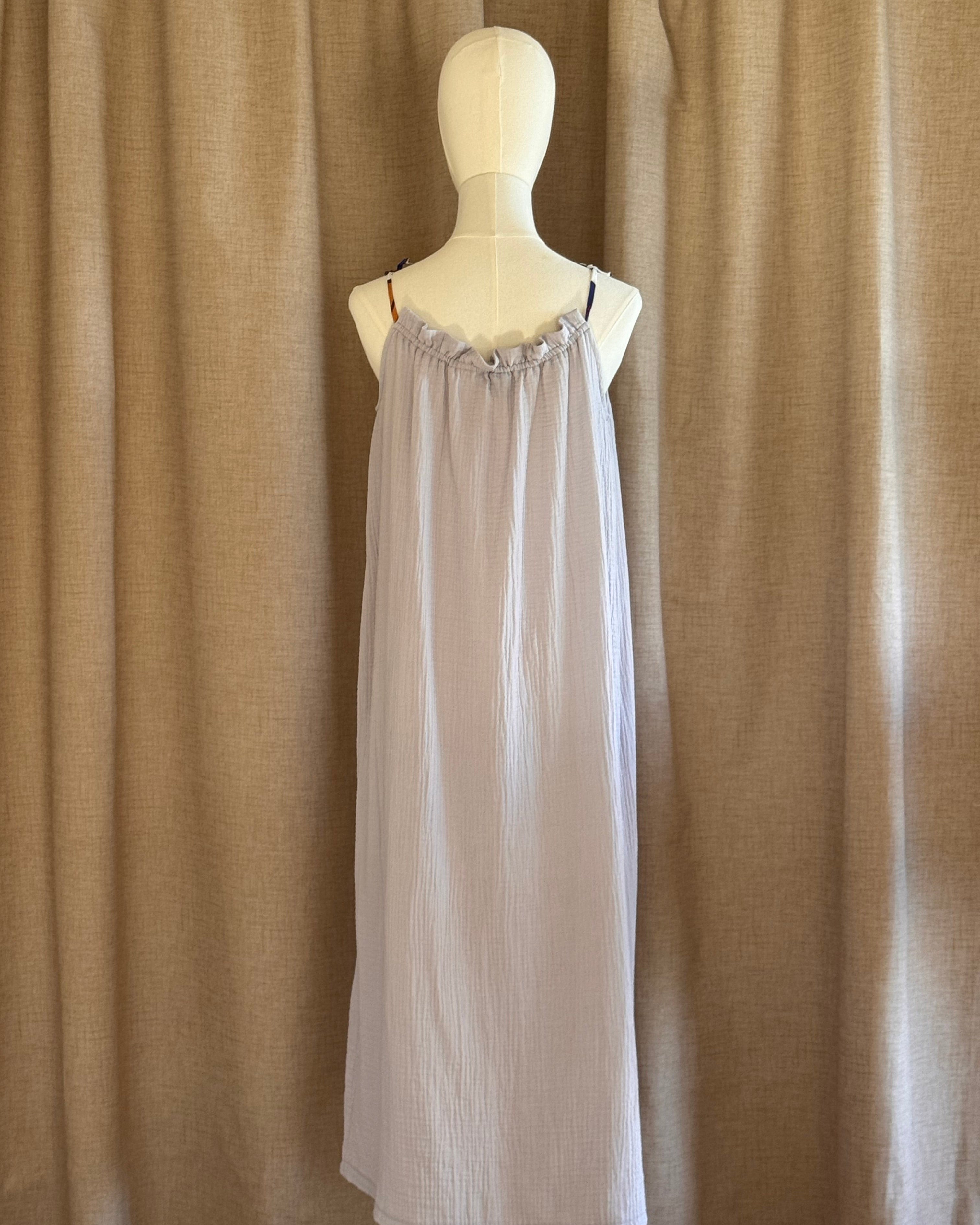 robe à bretelles double gaze de coton poudre d'opale de dos non ceinturée