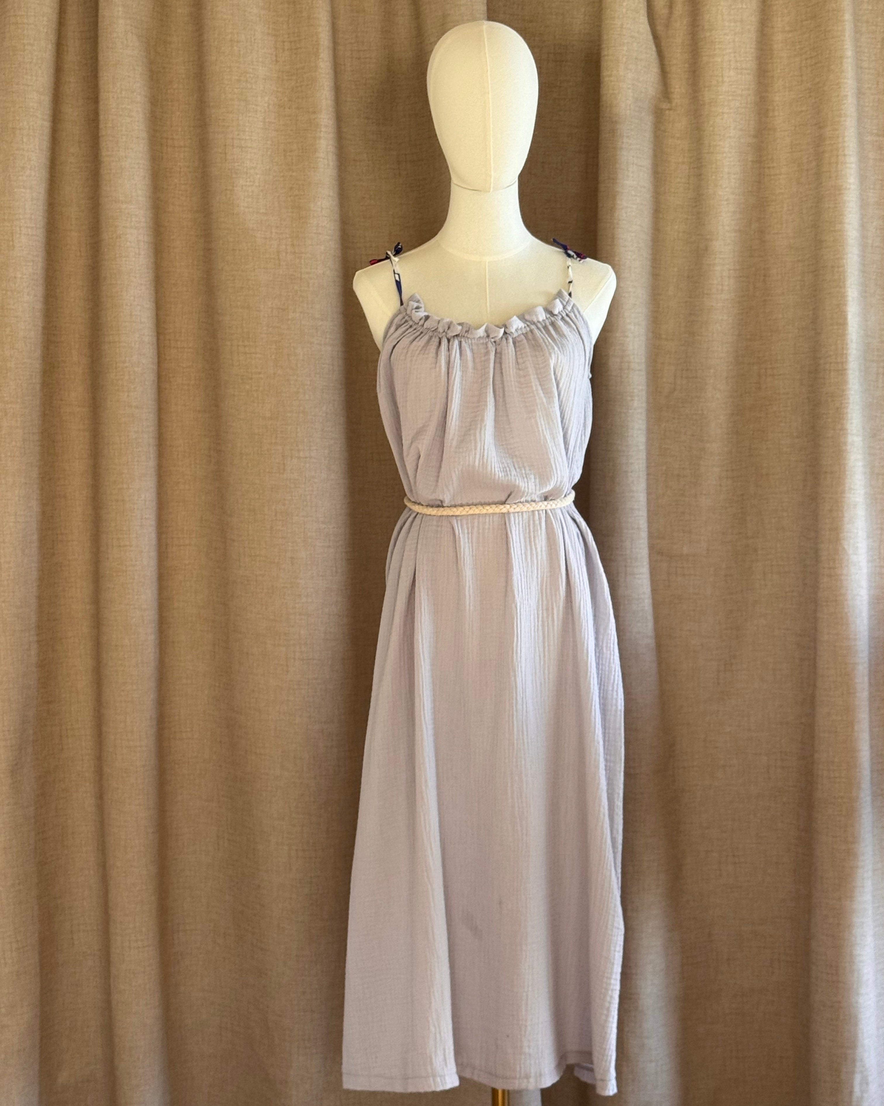 robe à bretelles double gaze de coton poudre d'opale de face ceinturée