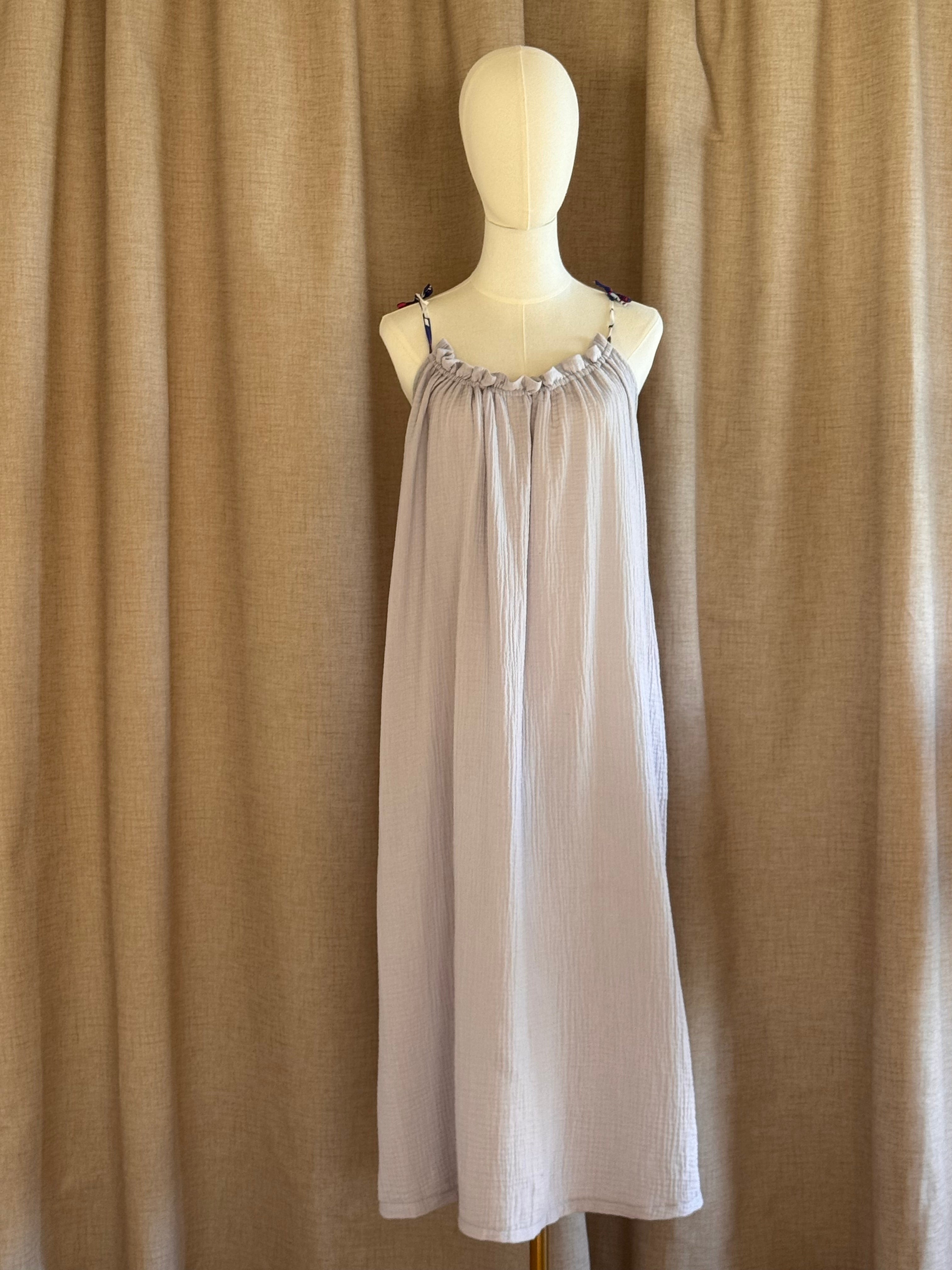 robe à bretelles double gaze de coton poudre d'opale de face non ceinturée