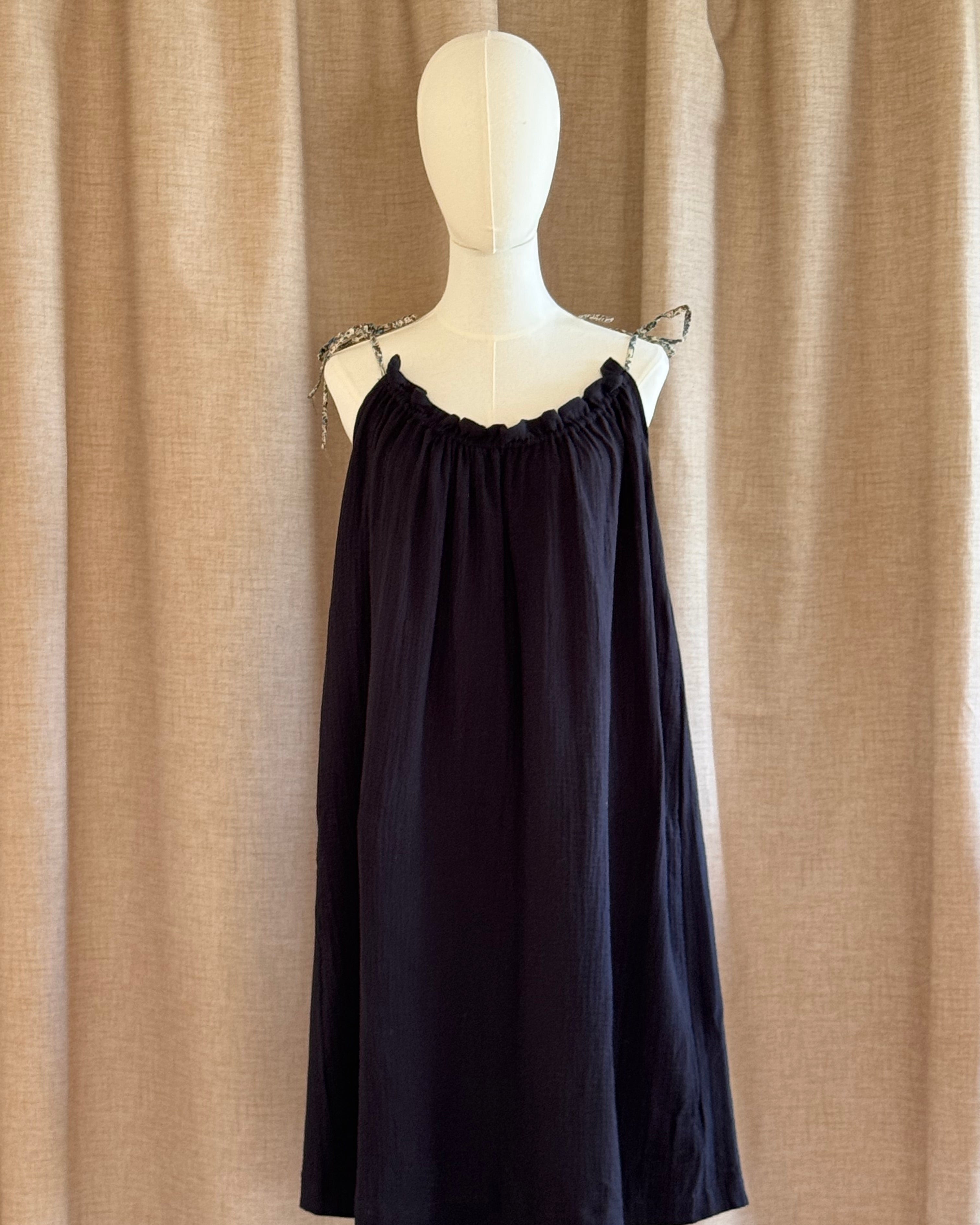robe double gaze de coton à bretelles libery noire de face