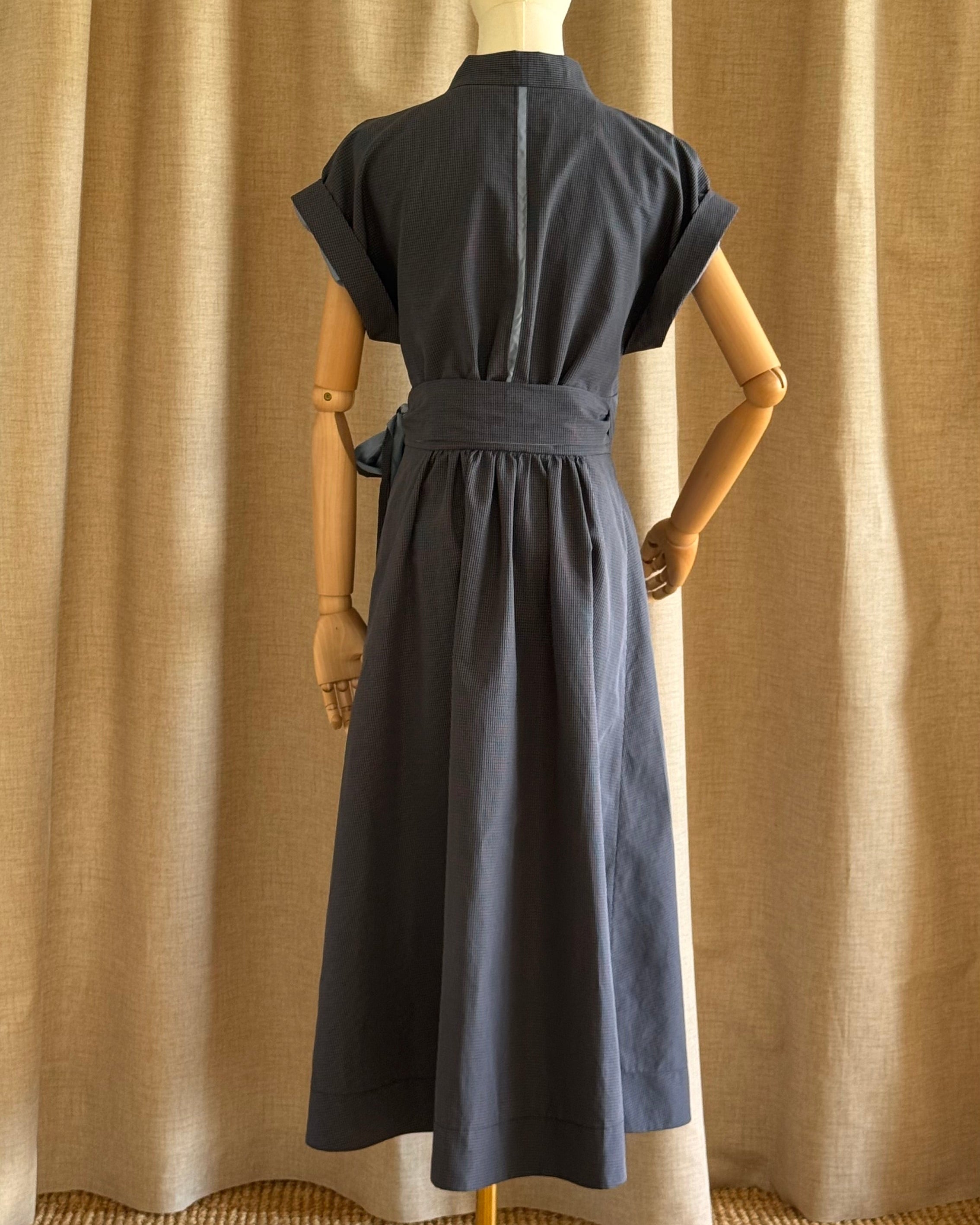 robe portefeuille cobalt et titanium de dos 