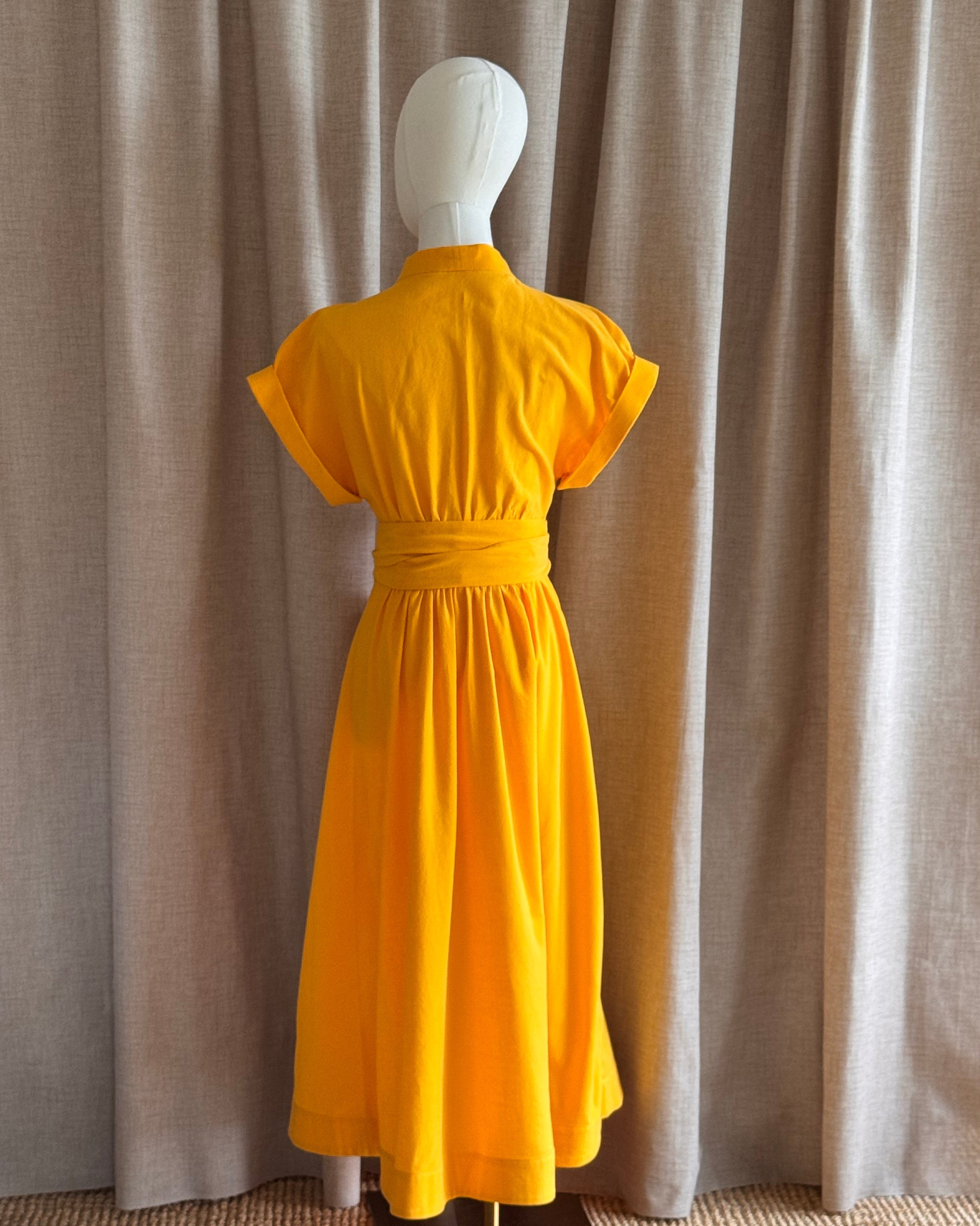 robe portefeuille jaune tournesol de dos
