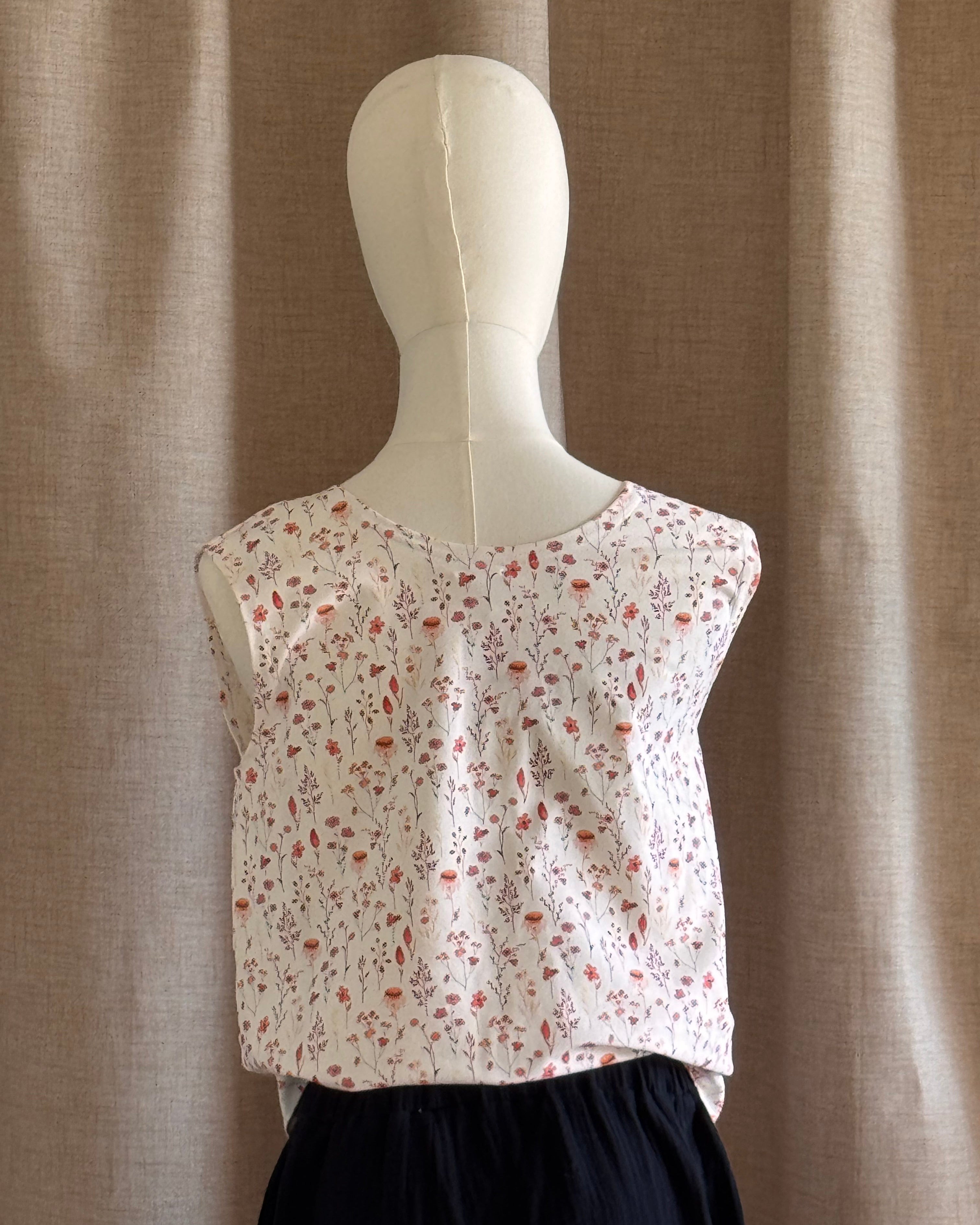 top réversible motif fleurs des champs de dos avec décolleté face gros plan